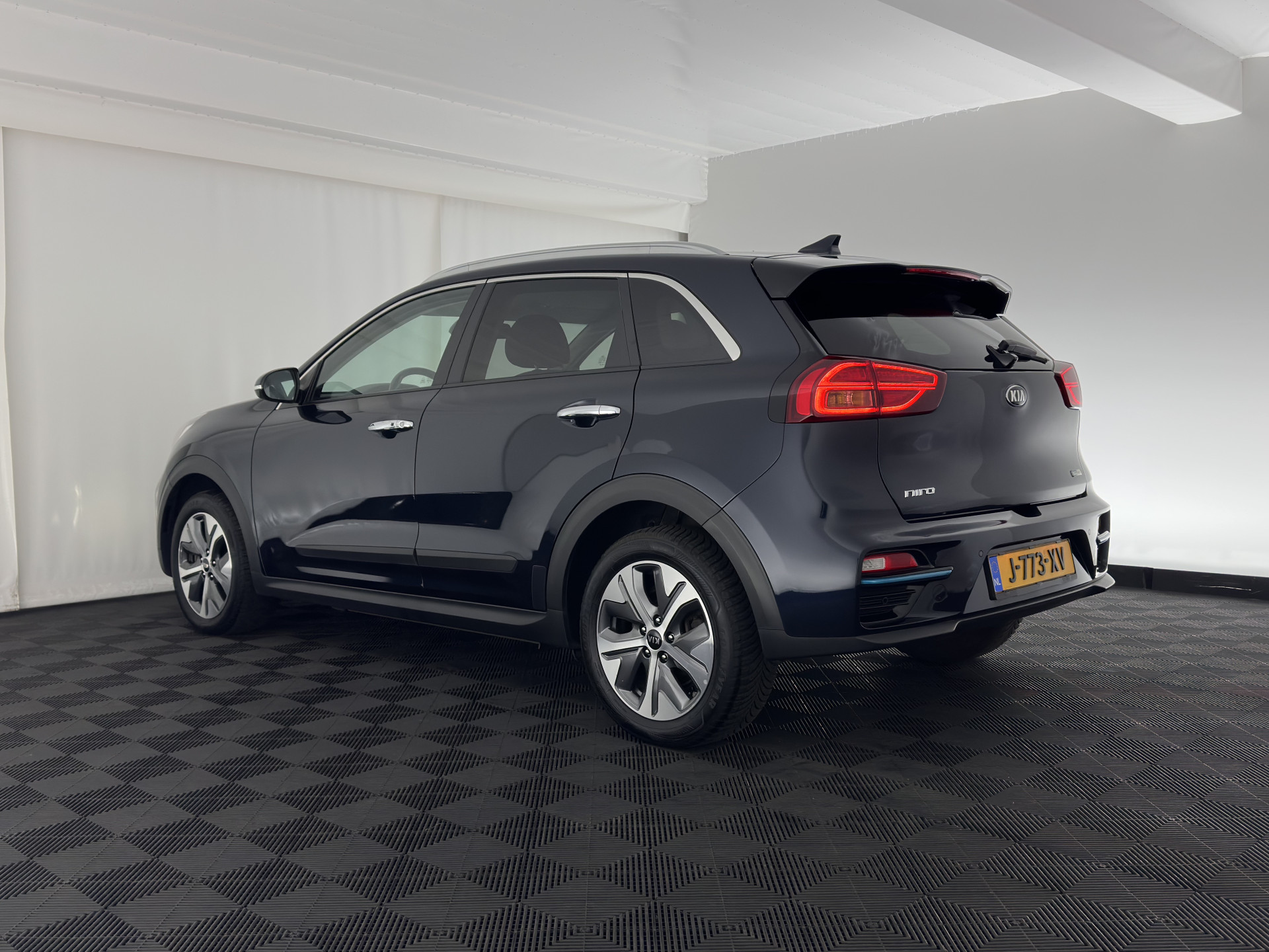 Kia e-Niro ExecutiveLine 64 kWh [ 3-Fase ] {SOH-100%} (INCL-BTW)  Aut.*HEATPUMP | LEATHER | FULL-LED | NAVI-FULLMAP | ADAPTIVE-CRUISE | CAMERA | MEMORY-PACK | LANE-ASSIST | KEYLESS | DIGI-COCKPIT | PRIVACY-GLASS | 17"ALU*