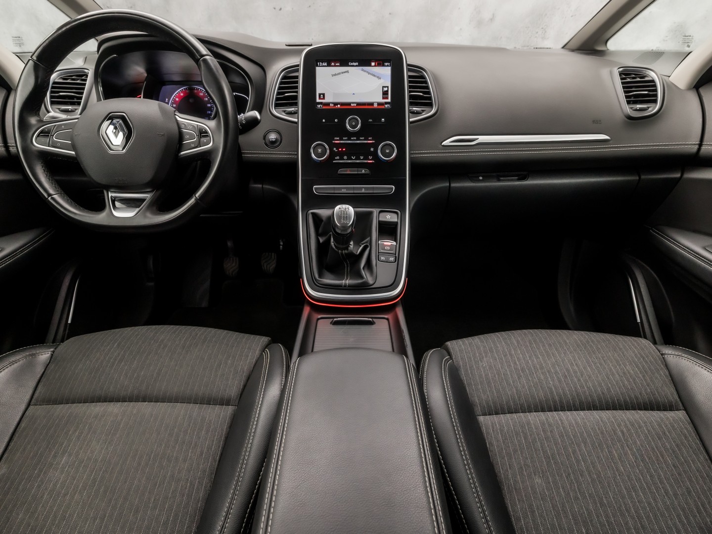 Renault Scénic 1.3 TCe Intens Sport (APPLE CARPLAY, NAVIGATIE, CAMERA, CLIMATE, LEDER, SPORTSTOELEN, GETINT GLAS, CRUISE, NIEUWSTAAT)