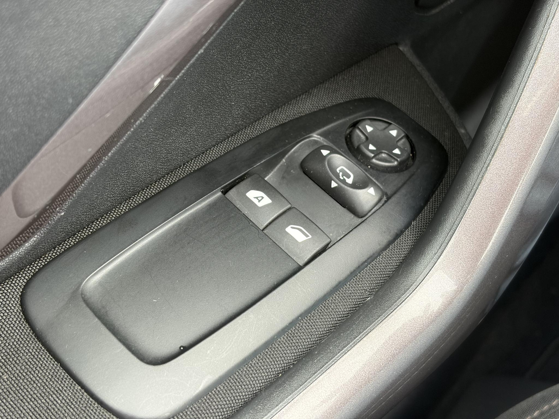 Peugeot 2008 1.2 PureTech Blue Lion 2e Eigenaar,Navi,Trekhaak,Airco,Cruise,Pdc,N.A.P,Weinig km,Zeer Zuinig,Apk tot 03-2027