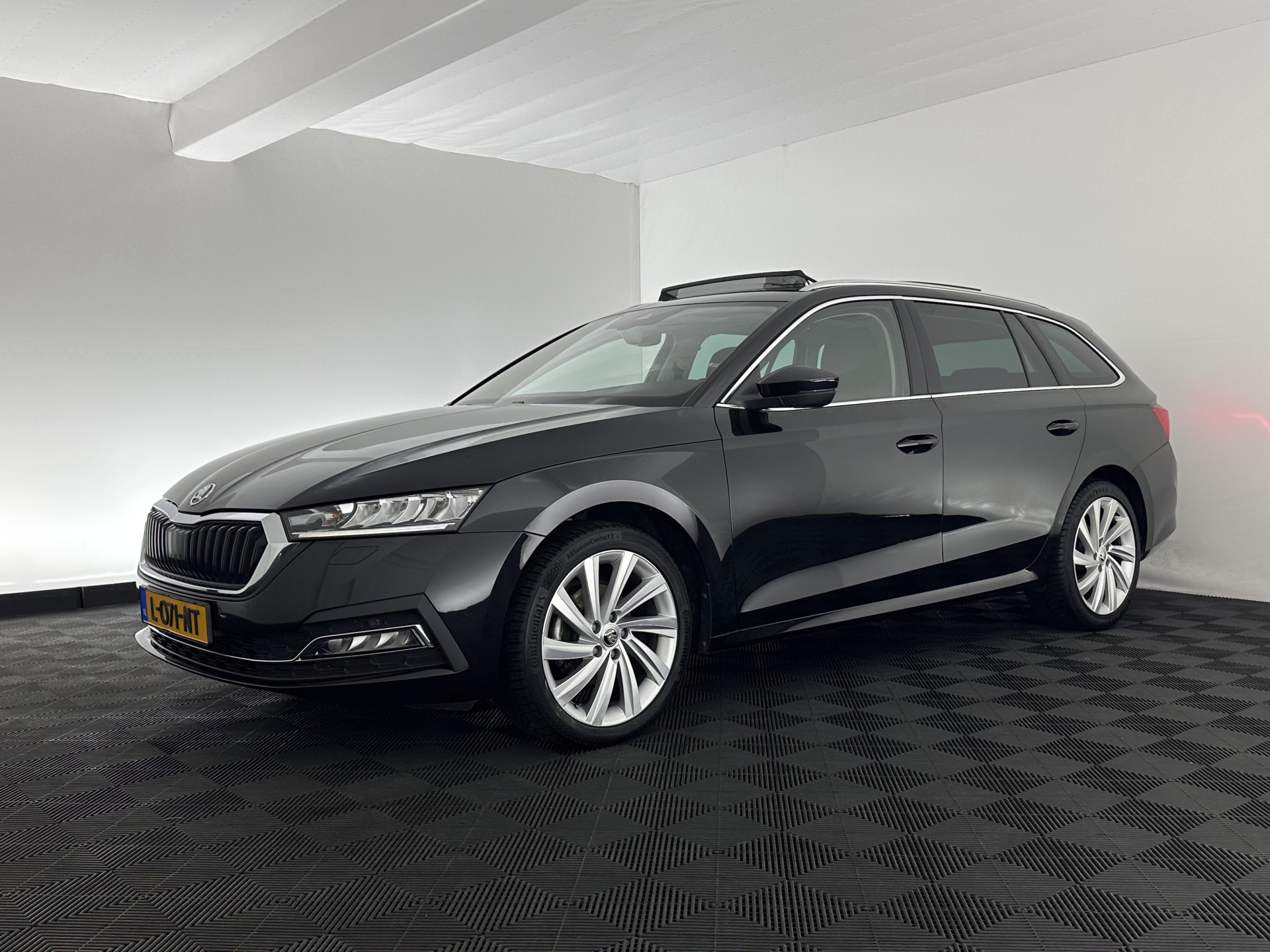 ŠKODA Octavia Combi 1.0 TSI Style (INCL-BTW) *PANO | FULL-LED | LANE-ASSIST | DIGI-COCKPIT | HEATED-COMFORTSEATS | NAVI-FULLMAP | PRIVACYGLASS | KEYLESS | DAB | ECC | PDC | CRUISE | TOWBAR | 18''ALU*
