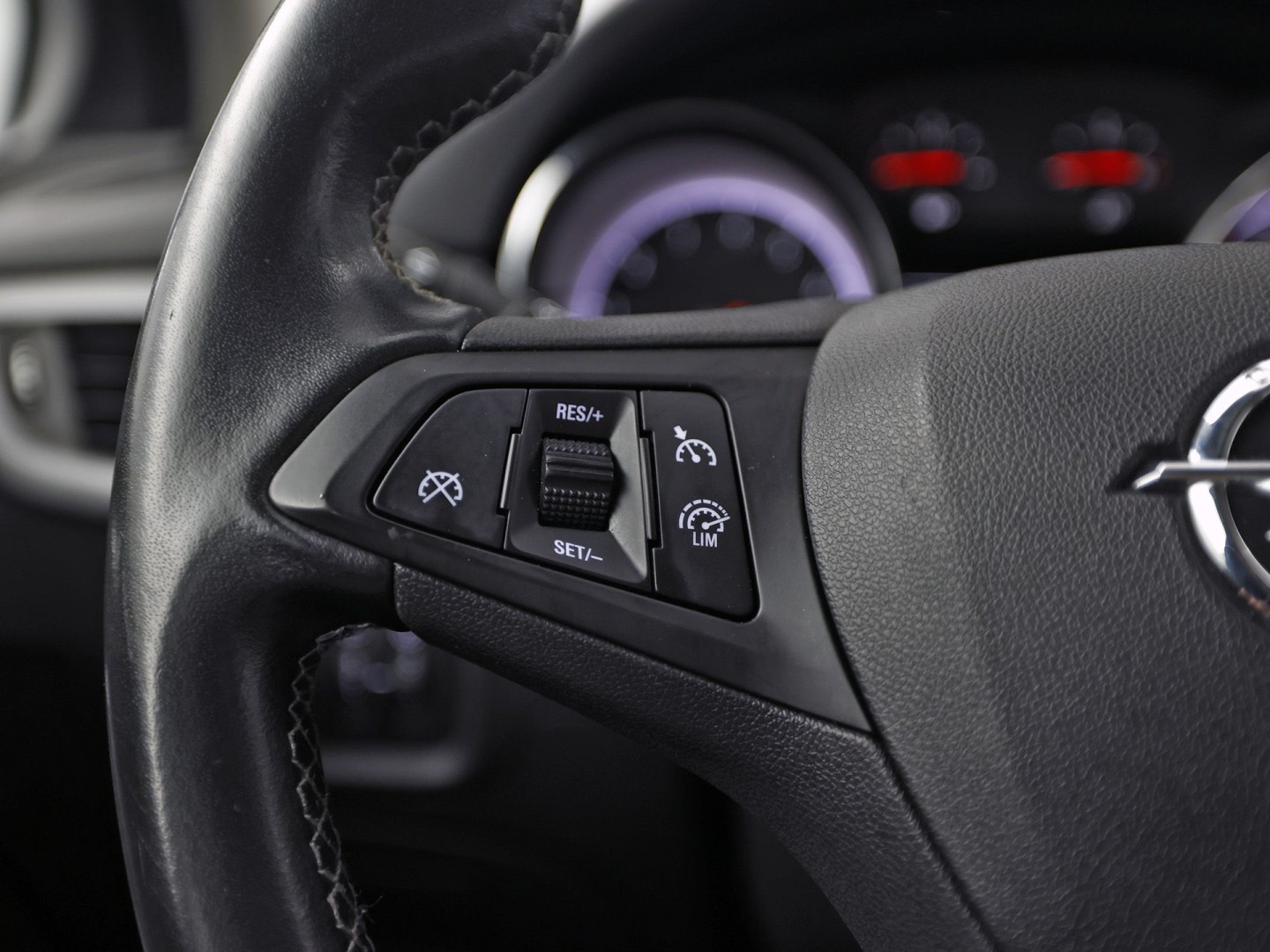 Opel Astra Sports Tourer 1.0 Turbo 120 Jaar Edition (APPLE CARPLAY, NAVIGATIE, LM VELGEN, PARKEERSENSOREN, SPORTSTOELEN, CRUISE, NIEUWE APK, NIEUWSTAAT)