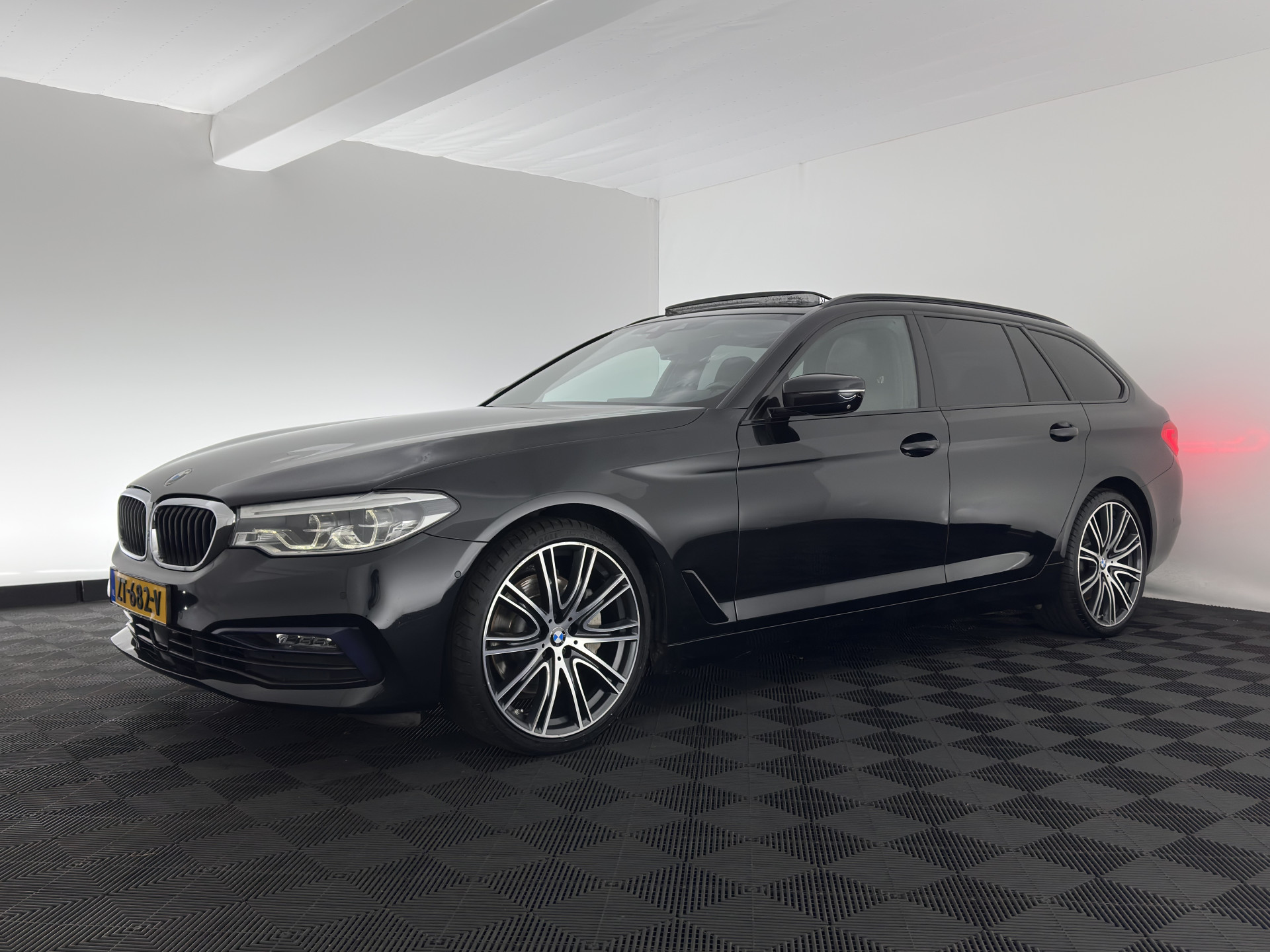 BMW 5-serie Touring 530d Sportline High Executive Aut. *PANO | LEATHER | FULL-LED | MEMORY-PACK | TOP-VIEW | HEATED-COMFORTSEATS | NAVI-FULLMAP | PRIVACY-GLASS | AMBIENT-LIGHT | ECC | CARPLAY | PDC | TOWBAR | SHIFT-PADDLES | 20"ALU*