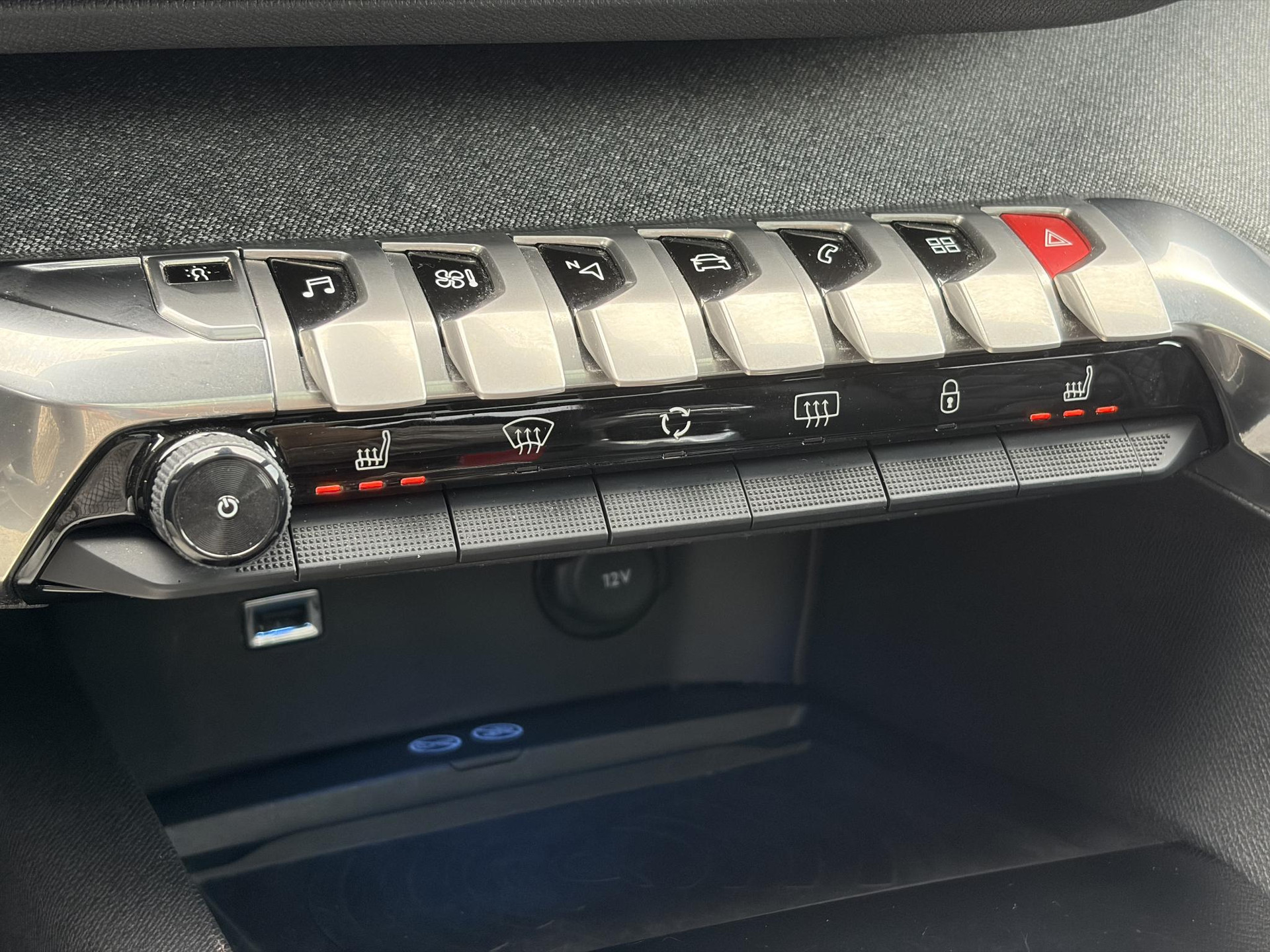 Peugeot 3008 1.2 PureTech GT Line ✓D-riem vv in 2026✓1e Eigenaar✓360 ° Camera✓Pano✓Massage stoel✓Draadloze telefoonlader✓Carplay✓Stoelvw✓Keyless✓Leder✓Navi✓Pdc V+A✓6 Bak✓Dealer Onderhouden✓Rijstrooksensor✓Dodehoeksensor✓19'' Lmv✓N.A.P✓Apk tot 09-2027