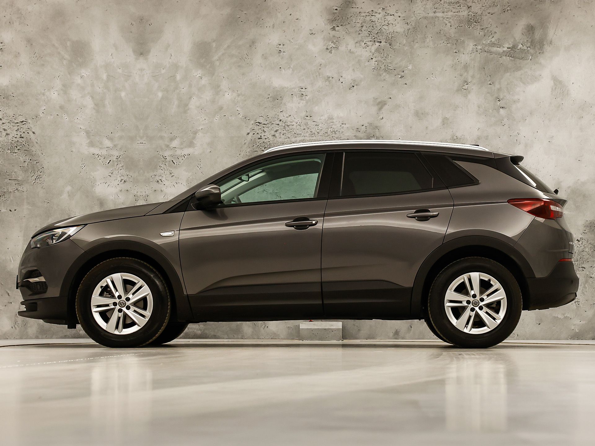 Opel Grandland X 1.2 Turbo Sport Automaat (APPLE CARPLAY, GROOT NAVI, CLIMATE, STUUR/STOELVERWARMING, SPORTSTOELEN, PARKEERSENSOREN, GETINT GLAS, CRUISE, NIEUWSTAAT)