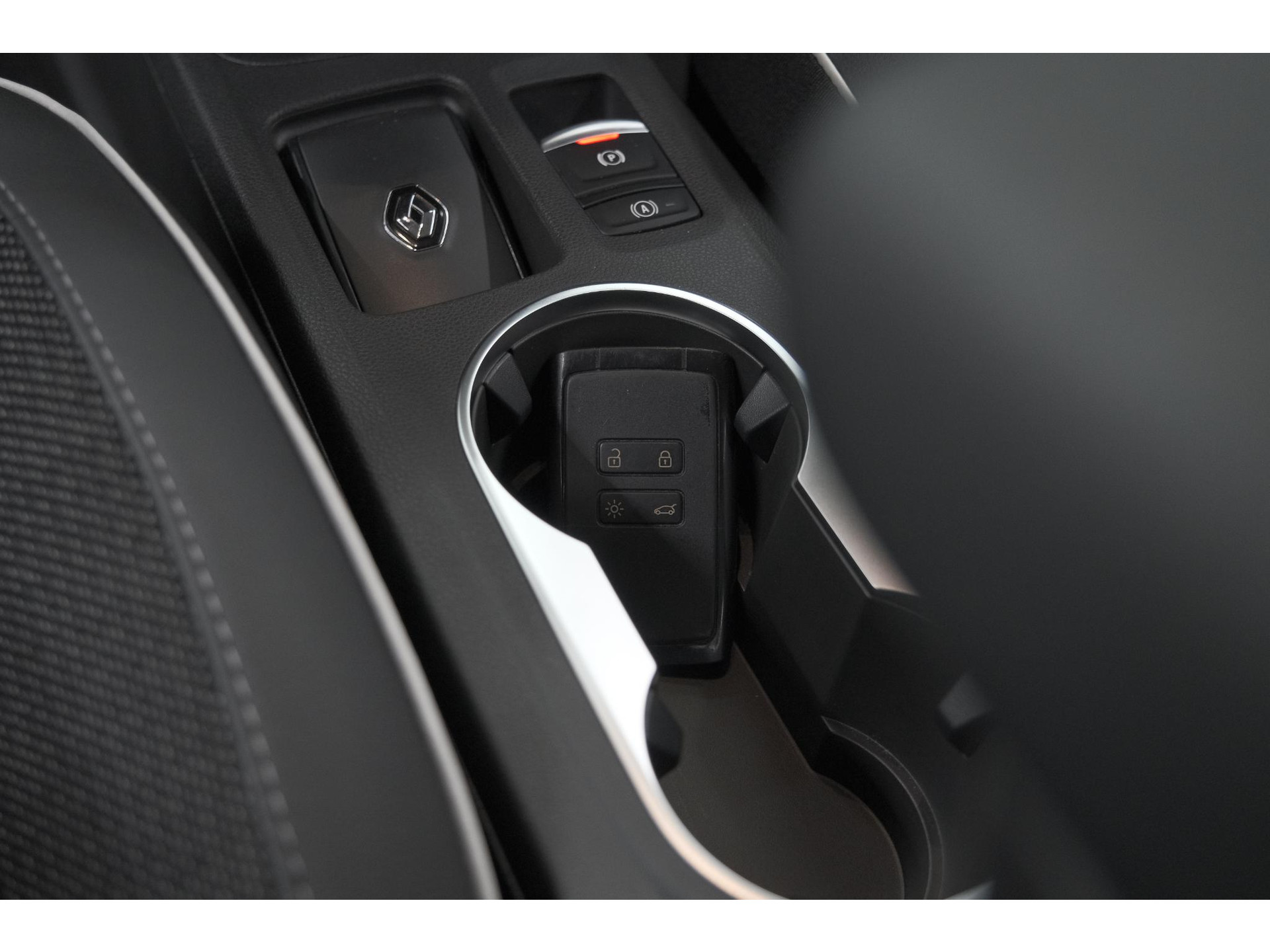 Renault Captur Mild Hybrid 140 EDC Techno | Camera | 9.3 Inch Scherm | Apple Carplay | Parkeersensoren | Allseason Banden | Stoelverwarming