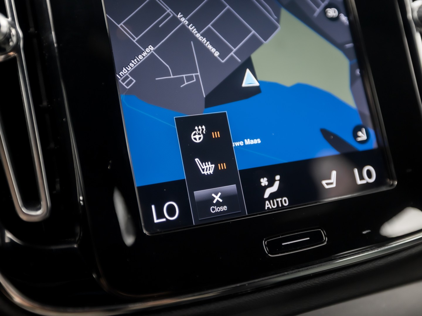 Volvo XC40 1.5 T5 Recharge Sport 262Pk Automaat (BLACK PACK, APPLE CARPLAY, GROOT NAVI, ZWART HEMEL, STUUR/STOELVERWARMING, SPORTSTOELEN, GETINT GLAS, LANE ASSIST, NIEUWE APK, NIEUWSTAAT)