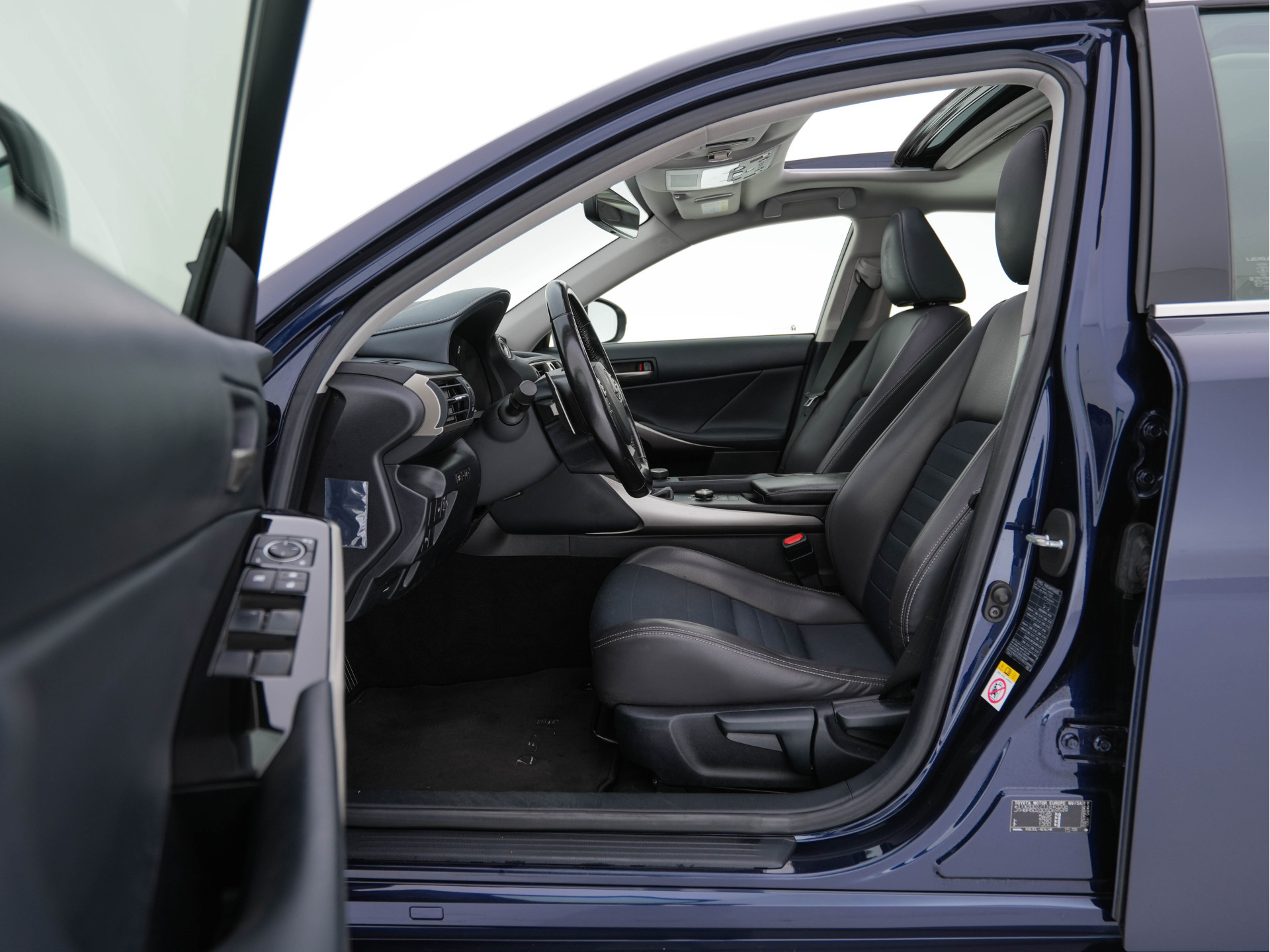 Lexus IS 300h Hybrid Business Line Aut. *PANO | LEATHER-MICROFIBRE | FULL-LED | NAVI-FULLMAP | HEATED-COMFORTSEATS | CAMERA | ECC | SHIFT-PADDLES | PDC | CRUISE | 17''ALU*