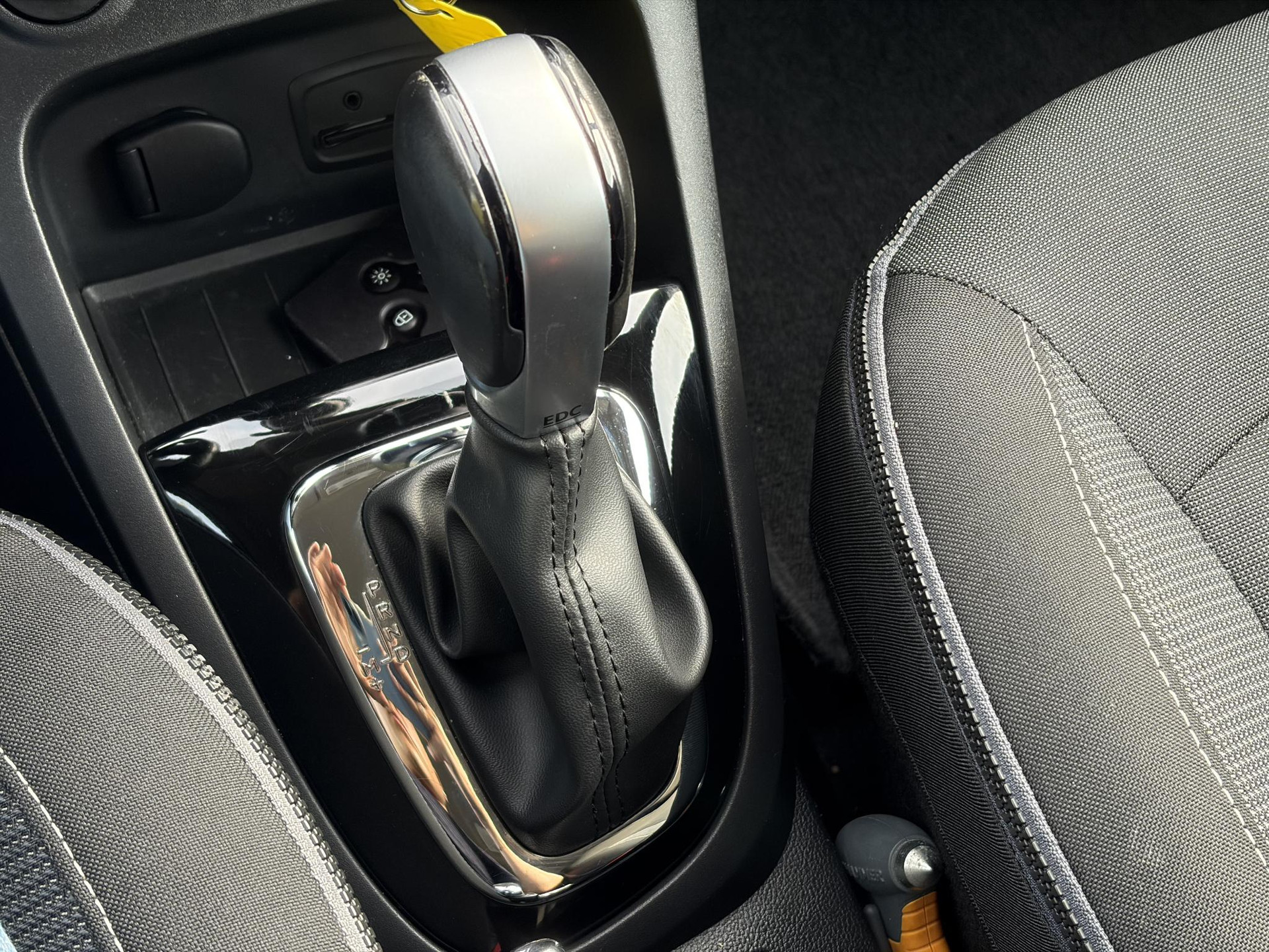 Renault Captur 1.2 TCe Dynamique ✓Navi✓Trekhaak✓Keyless✓Clima✓Cruise✓Dealer Onderhouden✓Automaat✓120pk✓Lm velgen✓Pdc✓N.A.P✓Apk tot 06-2027