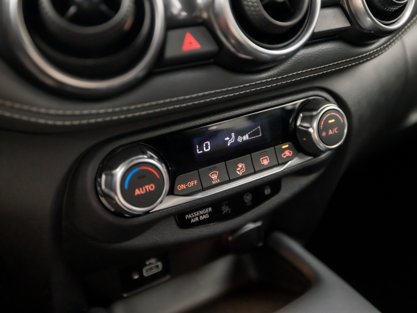 Nissan Juke 1.0 DIG-T N-Connecta Black Sport (APPLE CARPLAY, NAVIGATIE, CLIMATE, CAMERA, SPORTSTOELEN, GETINT GLAS, CRUISE, NIEUWSTAAT)