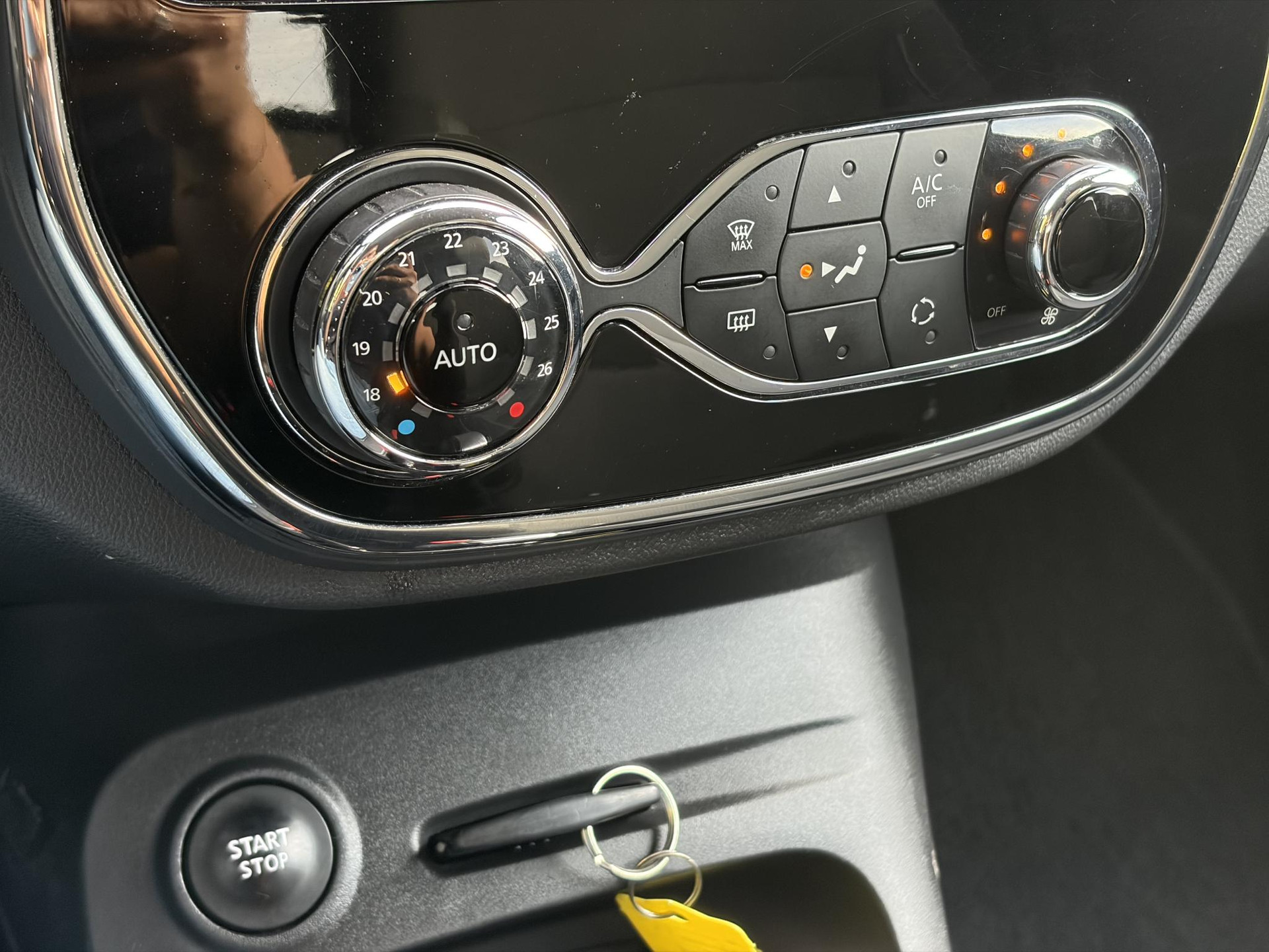 Renault Captur 1.2 TCe Dynamique ✓Navi✓Trekhaak✓Keyless✓Clima✓Cruise✓Dealer Onderhouden✓Automaat✓120pk✓Lm velgen✓Pdc✓N.A.P✓Apk tot 06-2027