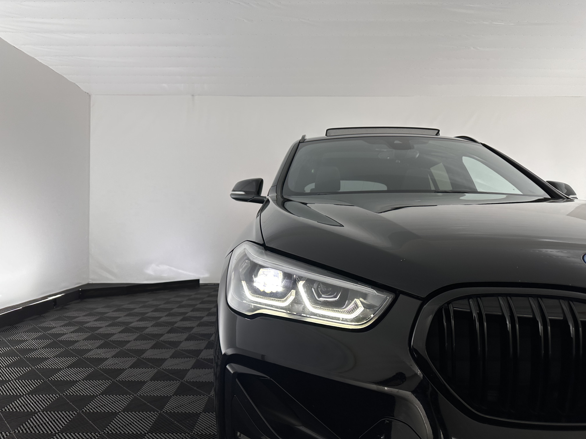 BMW X1 xDrive25e Sportline Business Edition Plus (Plug-In) (INCL-BTW) Aut. *PANO | LEATHER | FULL-LED | HEATED-SPORTSEATS | HIFI-SYSTEM | CAMERA | PRIVACYGLASS | NAVI-FULLMAP | ECC | HEAD-UP | PDC | KEYLESS | DAB | CRUISE | TOWBAR | AMBIENTLIGHT | 18