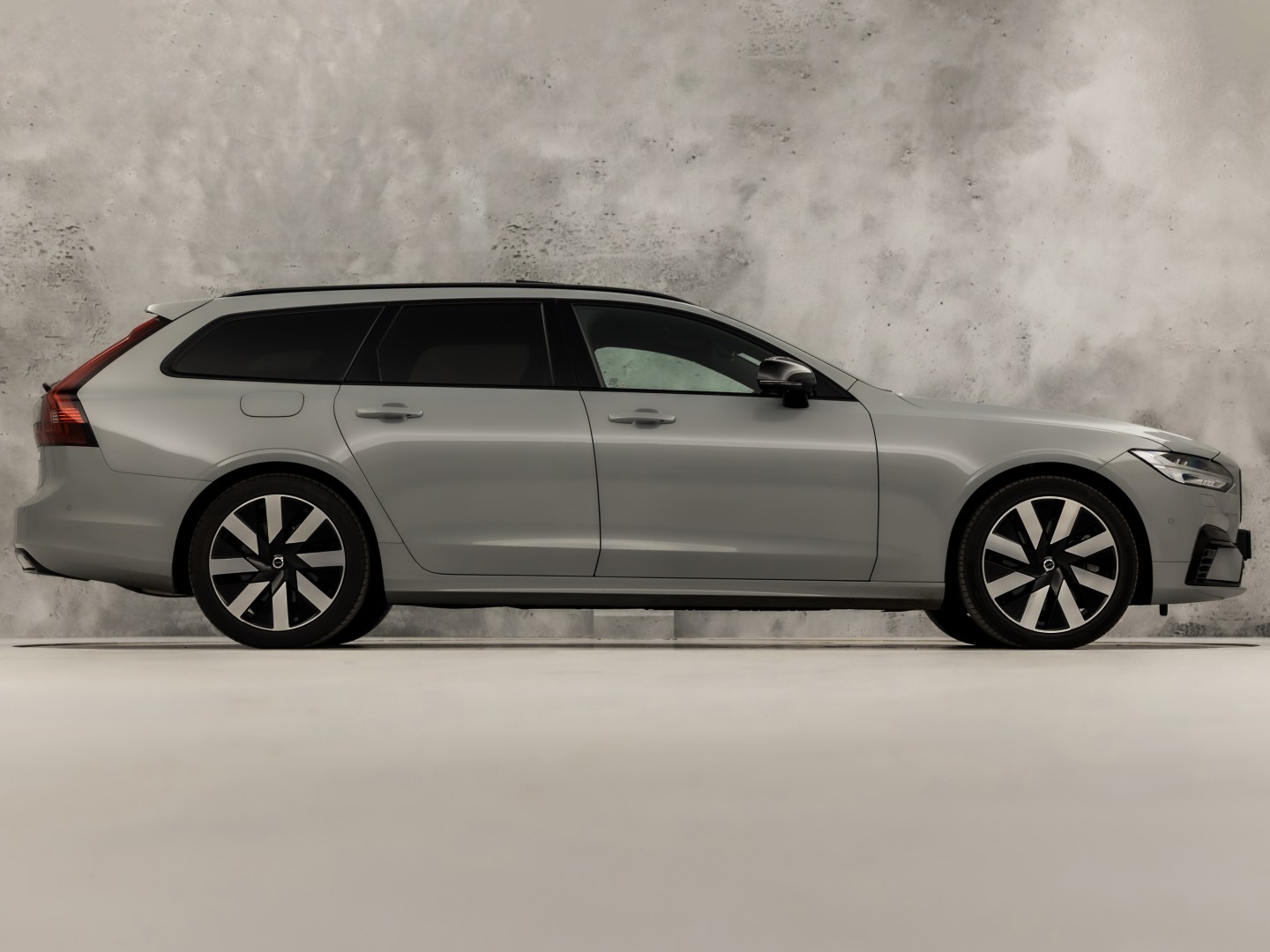 Volvo V90 2.0 T6 Plug-in hybrid AWD Ultimate Dark 350Pk Automaat (PANORAMADAK, HARMAN/KARDON, LUCHTVERING, MEMORY SEATS, 360 CAMERA, HEAD-UP DISPLAY, STUUR/STOELVERWARMING, ZWART HEMEL, NIEUWSTAAT)