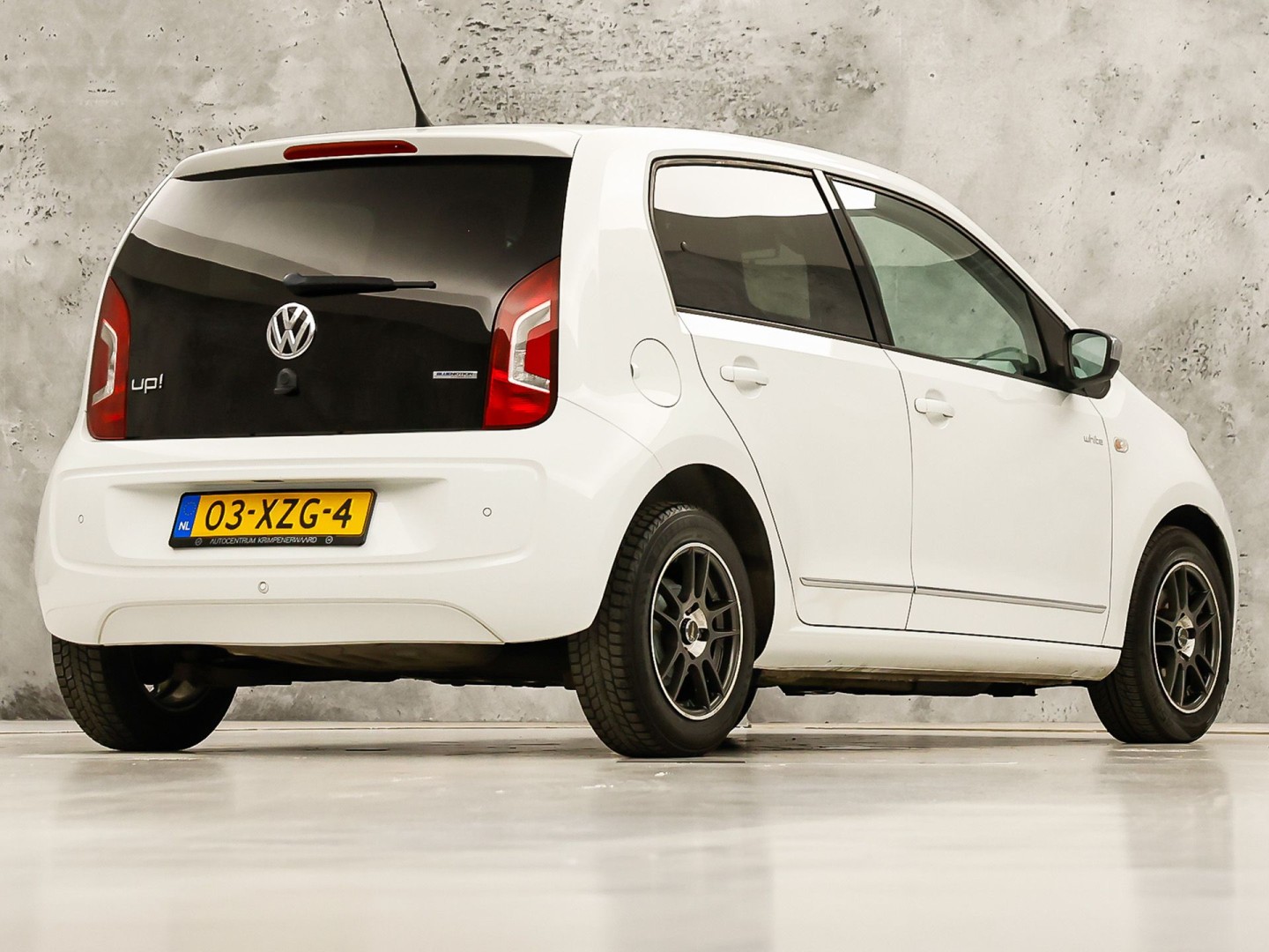 Volkswagen up! 1.0 high up! (NAVIGATIE, 5 DEURS, GETINT GLAS, LM VELGEN, SPORTSTOELEN, PARKEERSENSOREN, ELEK RAMEN, NIEUWSTAAT)