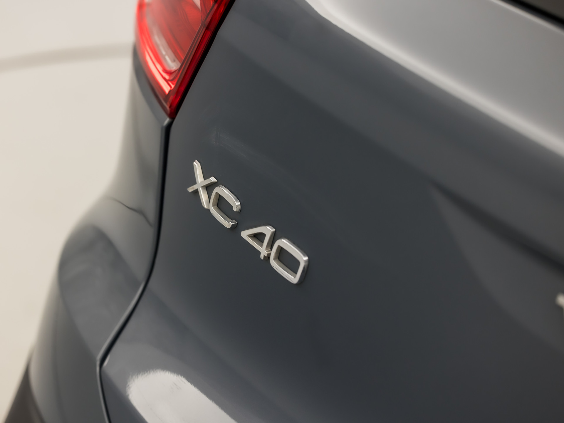 Volvo XC40 1.5 T4 Recharge Inscription 211Pk Automaat (APPLE CARPLAY, STUUR/STOELVERWARMING, MEMORY SEATS, CAMERA, STOELVERWARMING ACHTER, KEYLESS, GETINT GLAS, ELEK ACHTERKLEP, ZWART HEMEL, NIEUWSTAAT)
