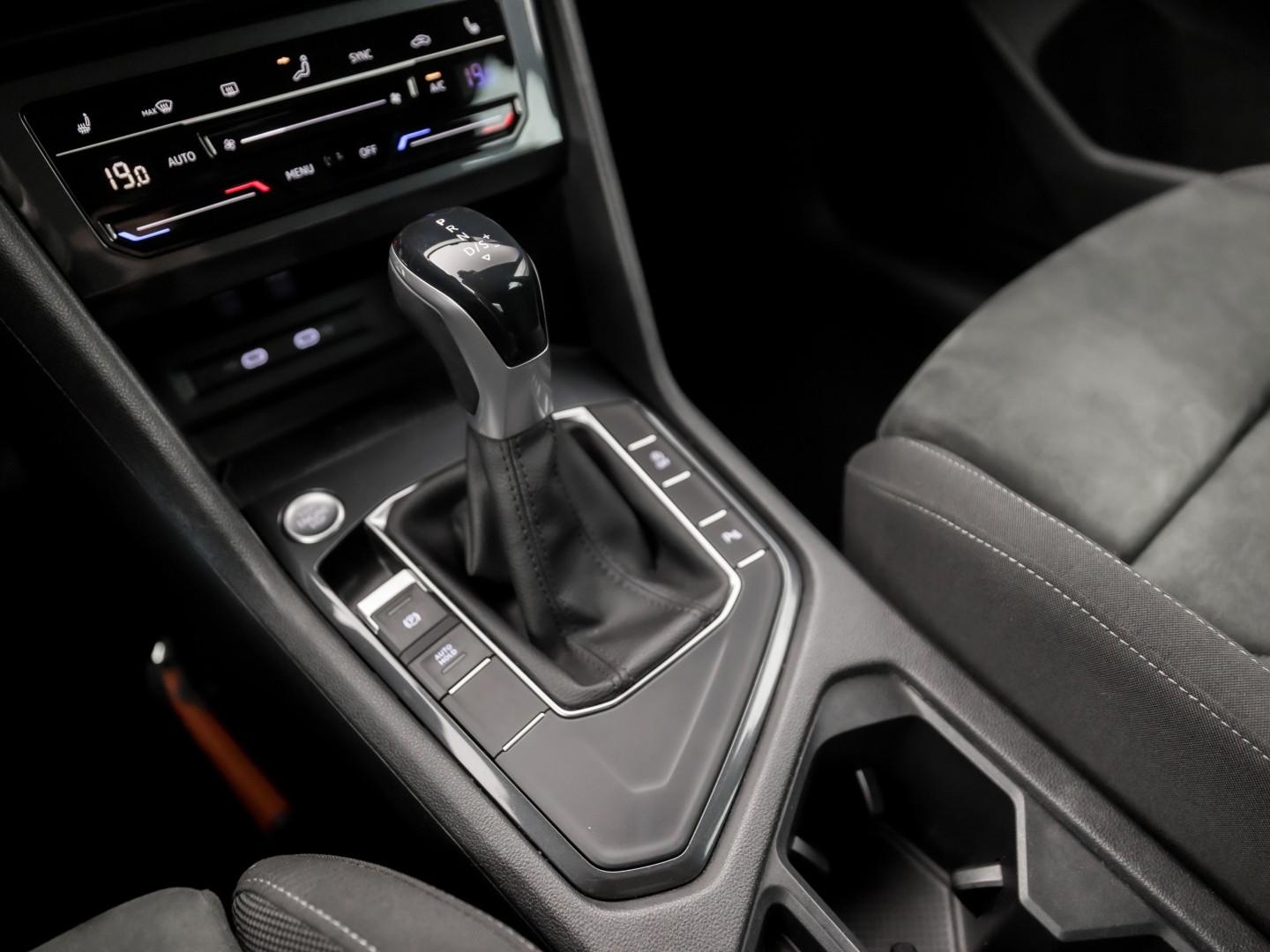 Volkswagen Tiguan 1.5 TSI Life Sport 150Pk Automaat (VIRTUAL COCKPIT, APPLE CARPLAY, CLIMATE, KEYLESS, STOELVERWARMING, SPORTSTOELEN, GETINT GLAS, ELEK ACHTERKLEP, ALCANTARA, NIEUWE APK, NIEUWSTAAT)