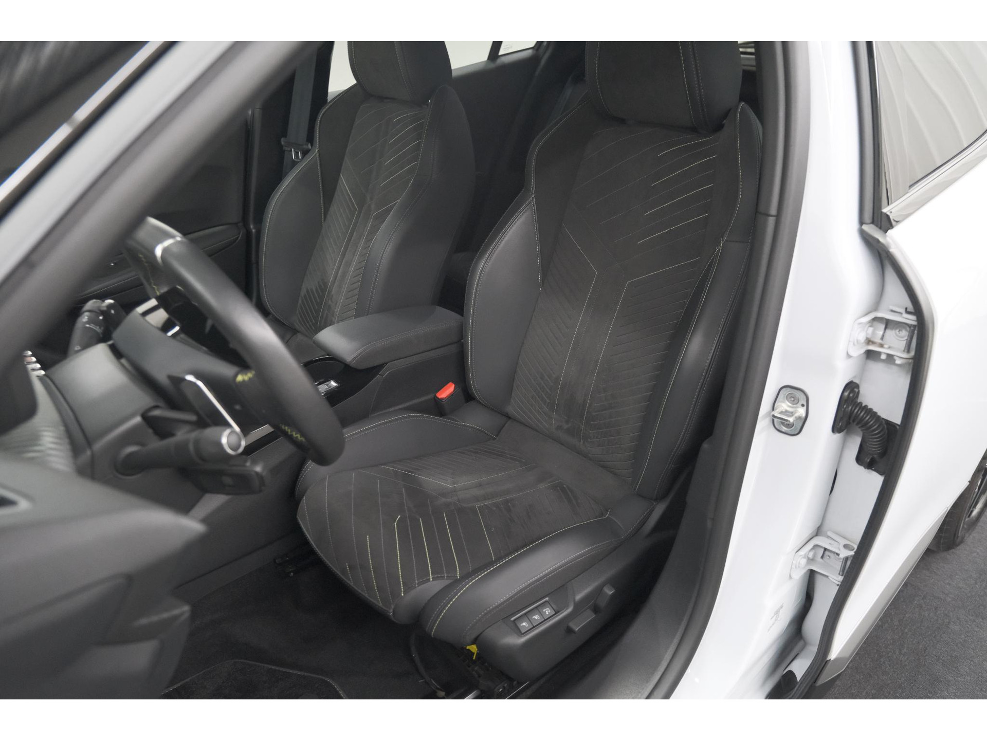 Peugeot 2008 PureTech 130 EAT8 GT | 360 Camera | Adaptieve Cruise Control | Pack Alcantara | Apple Carplay