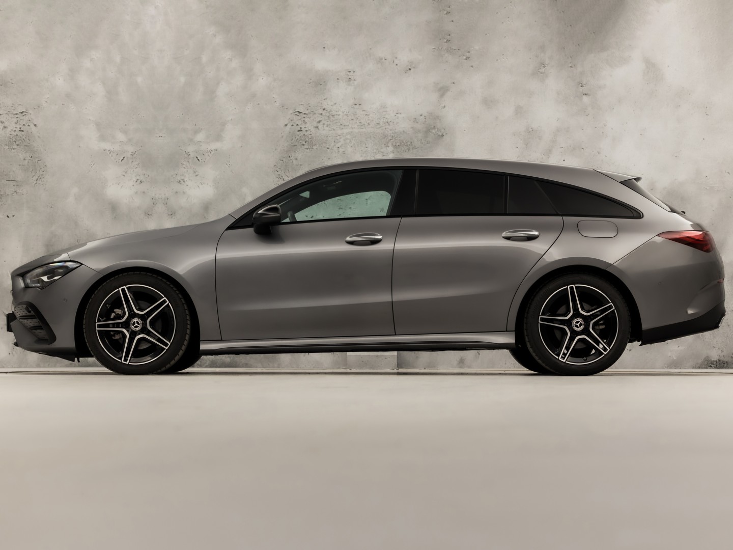 Mercedes-Benz CLA-Klasse 180 AMG Sport Automaat (GROOT NAVI, LOGISCH NAP, CAMERA, LEDER, SPORTSTOELEN, GETINT GLAS, STOELVERWARMING, ELEK ACHTERKLEP, NIEUWSTAAT)
