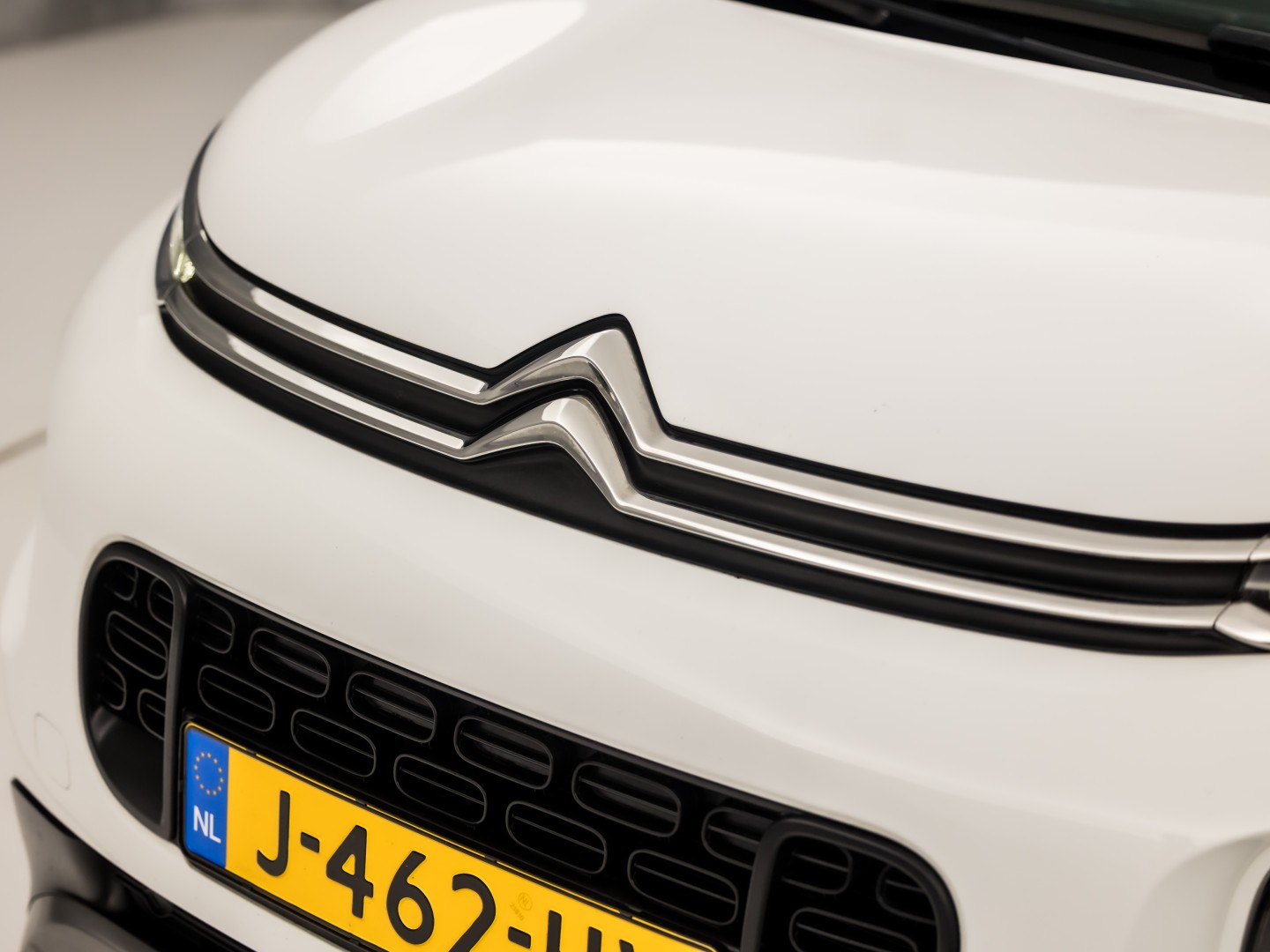 Citroën C3 Aircross 1.2 PureTech S&S Sport (APPLE CARPLAY, GROOT NAVI, LM VELGEN, TREKHAAK, GETINT GLAS, SPORTSTOELEN, CRUISE, NIEUWE APK, NIEUWSTAAT)