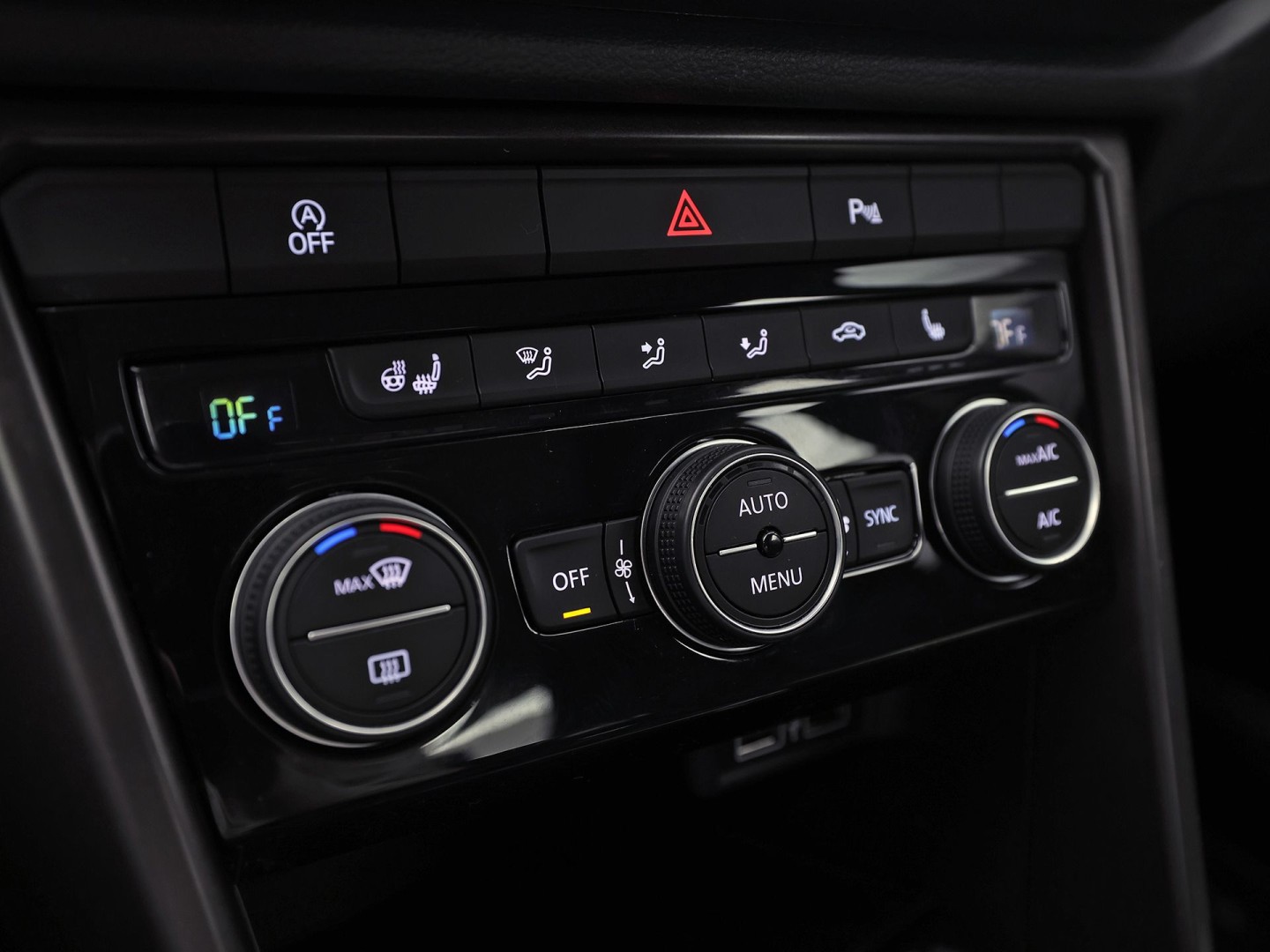 Volkswagen T-Roc 1.5 TSI Sport 150Pk (APPLE CARPLAY, GROOT NAVI, STUUR/STOELVERWARMING, CAMERA, SPORTSTOELEN, ADAPTIVE CRUISE, CLIMATE, NIEUWE APK, NIEUWSTAAT)