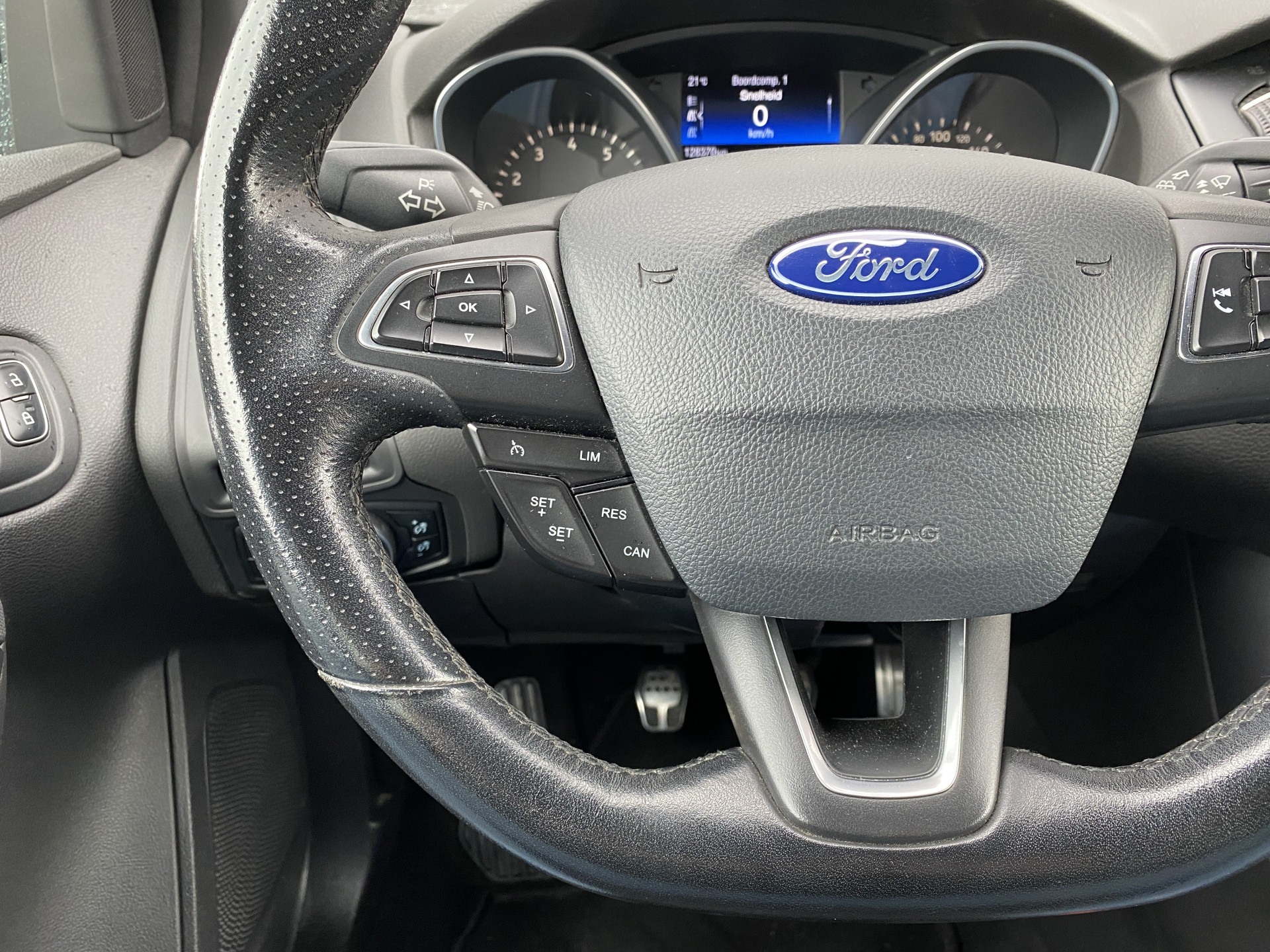 Ford Focus 1.5 ST-Line 150 pk | navigatie | cruise control | trekhaak | all season banden | carplay | parkeersensoren