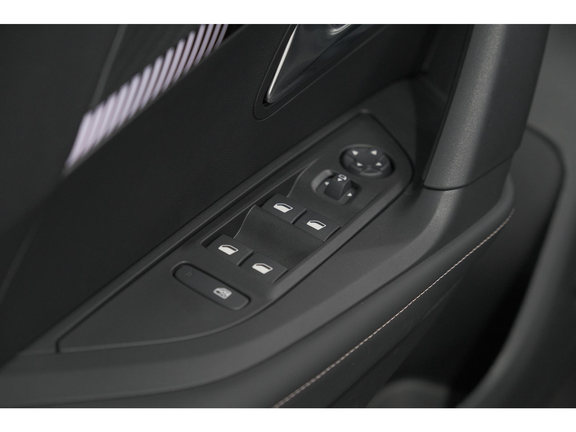 Peugeot e-2008 EV Allure 54 kWh | 11 KW Lader | Warmtepomp | Apple Carplay | Parkeersensoren