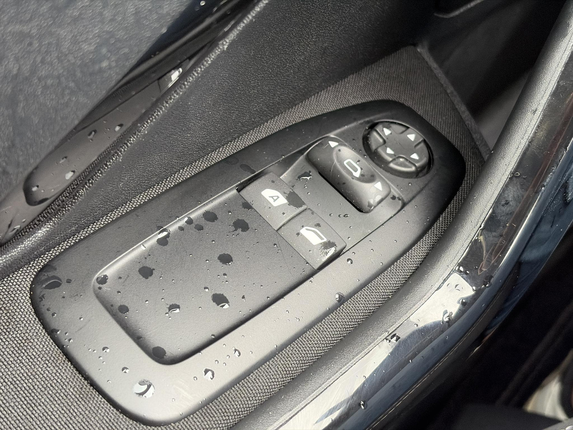 Peugeot 208 1.2 PureTech Blue Lion ✓D-riem vv 2024✓Dealer Onderhouden✓Carplay✓Navi✓Trekhaak✓2e Eigenaar✓Recent beurt gehad✓Airco✓Cruise✓Pdc✓5 Deurs✓Weinig Km✓N.A.P✓Apk tot 08-2027