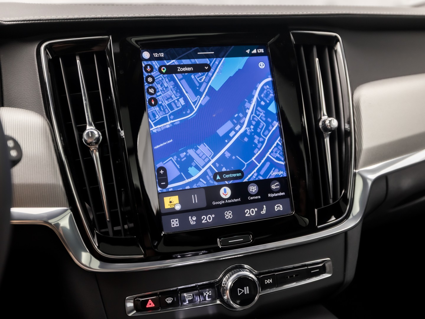 Volvo V90 2.0 T6 Plug-in hybrid AWD Ultimate Dark 350Pk Automaat (PANORAMADAK, HARMAN/KARDON, LUCHTVERING, MEMORY SEATS, 360 CAMERA, HEAD-UP DISPLAY, STUUR/STOELVERWARMING, ZWART HEMEL, NIEUWSTAAT)
