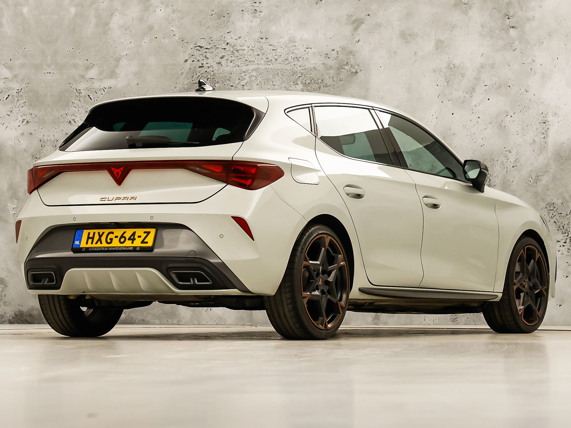 CUPRA Leon 1.5 TSI Sport 150Pk Automaat (APPLE CARPLAY, GROOT NAVI, KUIPSTOELEN, SENNHEISER AUDIO, CAMERA, STUUR/STOELVERWARMING, GETINT GLAS, NIEUWSTAAT)