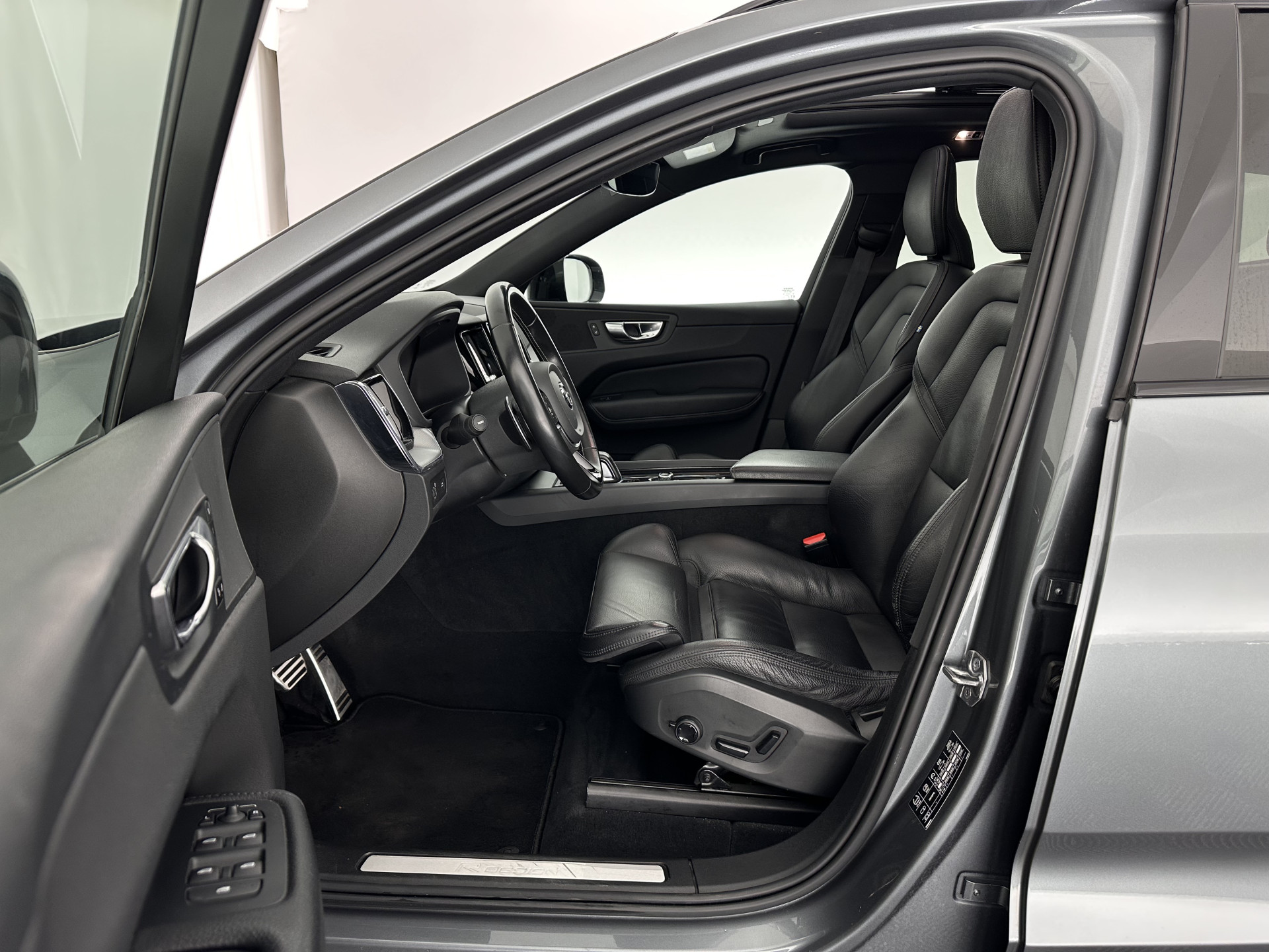 Volvo XC60 2.0 B5 Business Pro R-Design (INCL.BTW) Aut. *PANO | LUXURY-LEATHER | FULL-LEATHER | MEMORY-PACK | HEATED-SPORTSEATS | CAMERA | NAVI-FULLMAP | SHIFT-PADDLES | PRIVACY-GLASS | AIR-SUSPENSION | ECC | PDC | CRUISE | 19''ALU