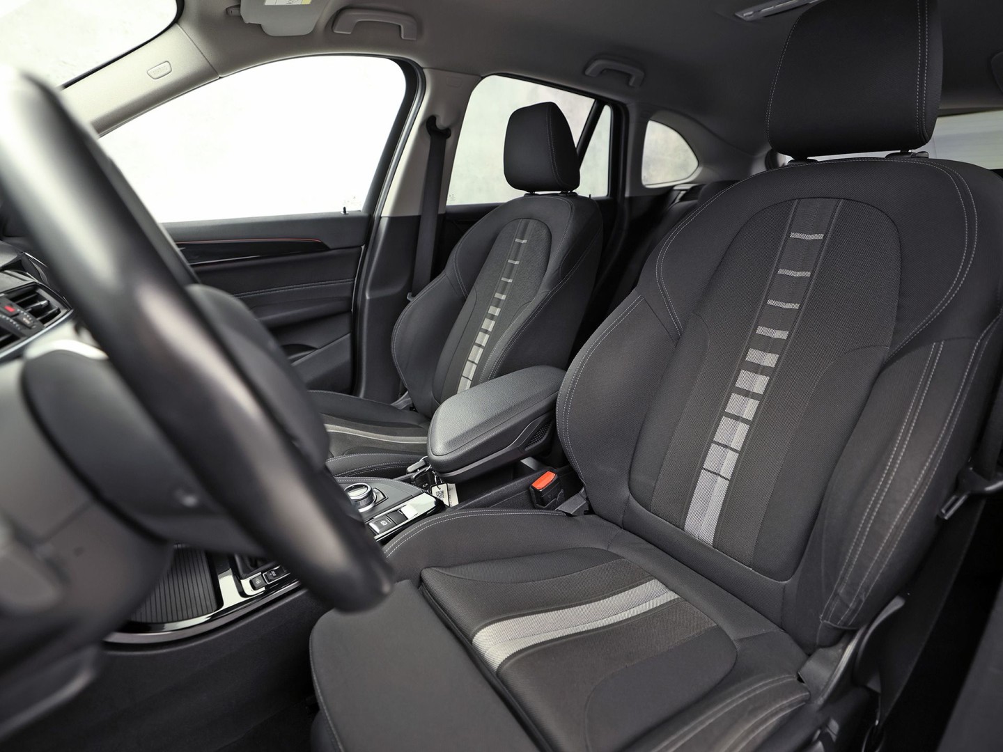 BMW X1 sDrive20i Executive 192Pk Automaat (NAVIGATIE, CLIMATE, TREKHAAK, SPORTSTOELEN, GETINT GLAS, PARKEERSENSOREN, NIEUWSTAAT)