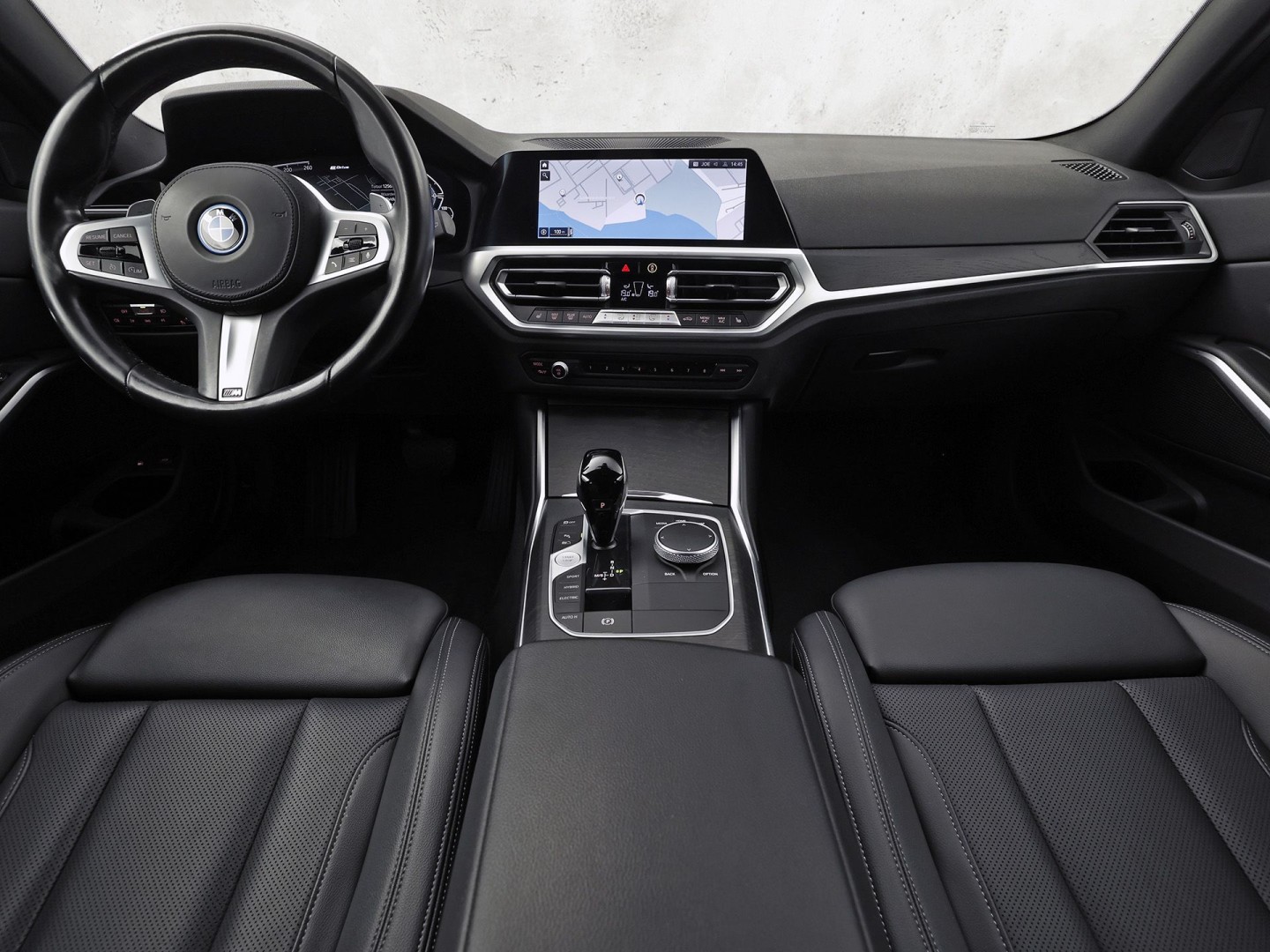 BMW 3-serie Touring 320e High Executive 204Pk Automaat (APPLE CARPLAY, M STUUR, GROOT NAVI, STOELVERWARMING, CAMERA, LEDER, SPORTSTOELEN, GETINT GLAS, ZWART HEMEL, NIEUWE APK, NIEUWSTAAT)