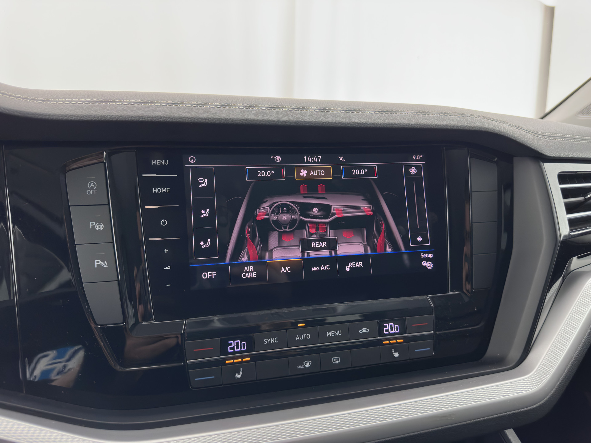 Volkswagen Touareg 3.0 TDI R-Line (INCL-BTW) Aut. *LUXURY-LEATHER | FULL-LED | BLIND-SPOT | HEATED-COMFORTSEATS | AIR-SUSPENSION | KEYLESS | CAMERA | NAVI-FULLMAP | PRIVACY-GLASS | ADAPTIVE-CRUISE |  SHIFT-PADDLES | TOWBAR*