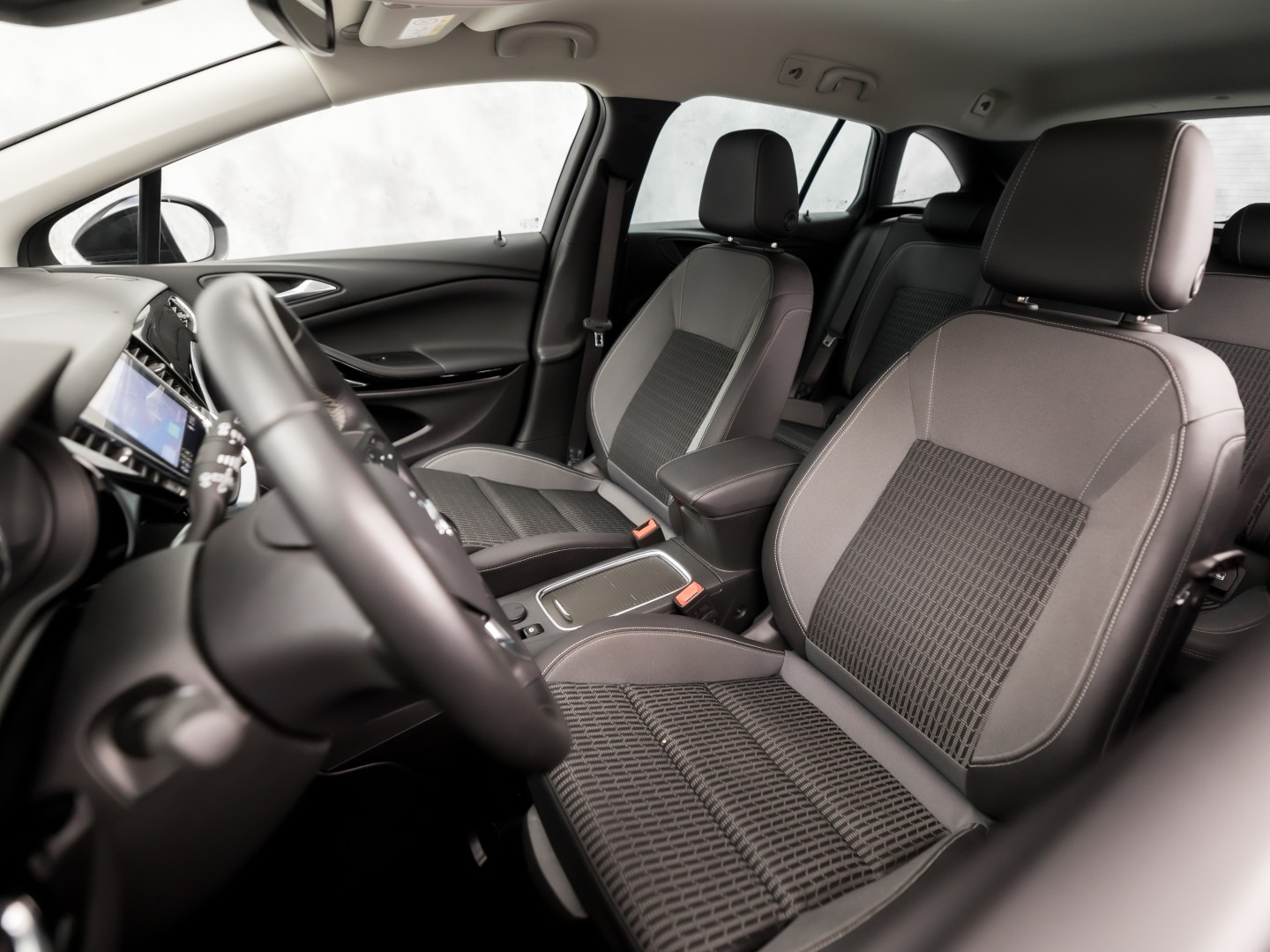 Opel Astra Sports Tourer 1.2 Innovation Sport (APPLE CARPLAY, DIGITALE COCKPIT, GROOT NAVI, CLIMATE, CAMERA, TREKHAAK, SPORTSTOELEN, GETINT GLAS, KEYLESS, ADAPTIVE CRUISE, NIEUWSTAAT)