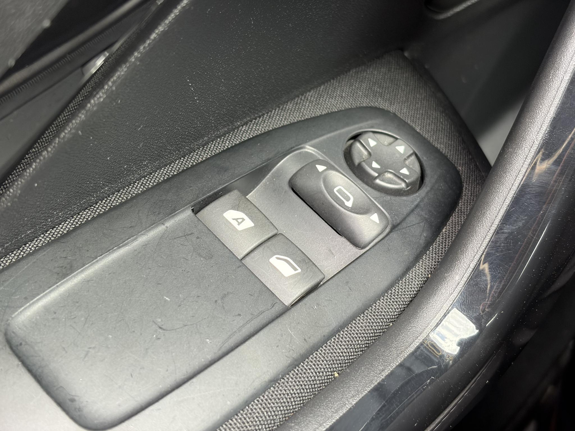 Peugeot 208 1.2 PureTech Blue Lion ✓D-riem vv in 2025✓1e Eigenaar✓Navi✓Carplay✓Trekhaak✓Recent beurt gehad✓Airco✓Cruise✓5 Deurs✓Pdc✓N.A.P✓Apk tot 03-2027