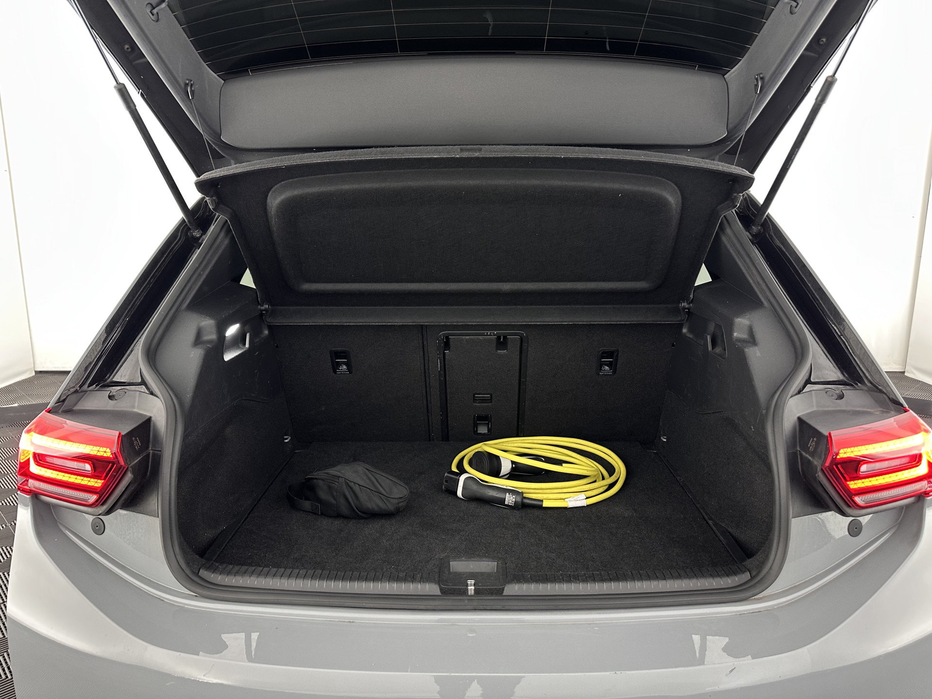 Volkswagen ID.3 First Max 58 kWh [ 3-Fase-11kW ] {SOH-92%} (INCL-BTW) *PANO | HEAD-UP | ADAPTIVE-CRUISE | FULL-LED | BLINDSPOT | CAMERA | KEYLESS | MICROFIBRE | AMBIENTLIGHT | NAVI-FULLMAP | DAB+ | ECC | HEATED-SPORTSEATS | DIGI-COCKPIT | 20"ALU*