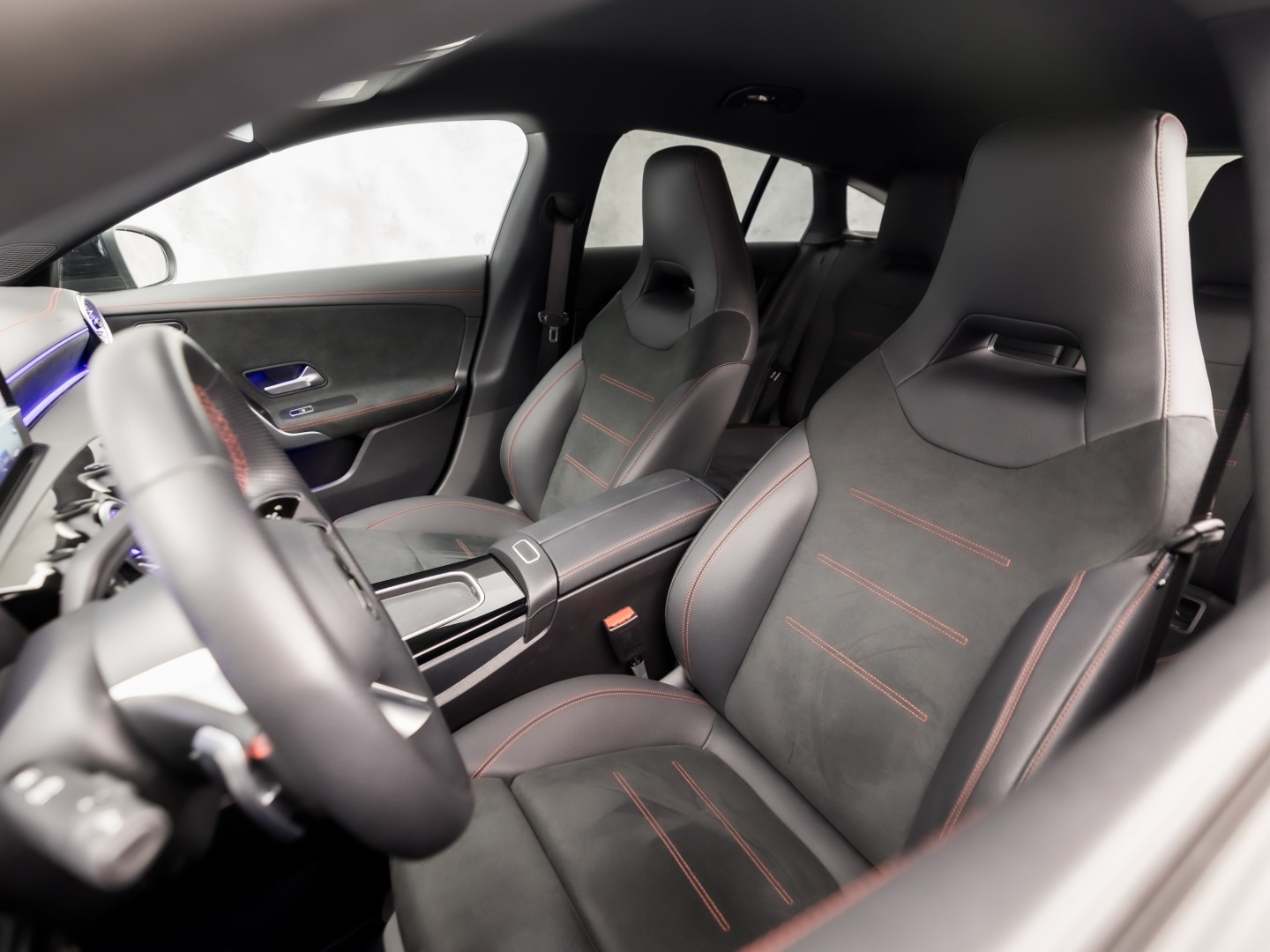 Mercedes-Benz CLA-Klasse 180 AMG Sport Automaat (GROOT NAVI, LOGISCH NAP, CAMERA, LEDER, SPORTSTOELEN, GETINT GLAS, STOELVERWARMING, ELEK ACHTERKLEP, NIEUWSTAAT)