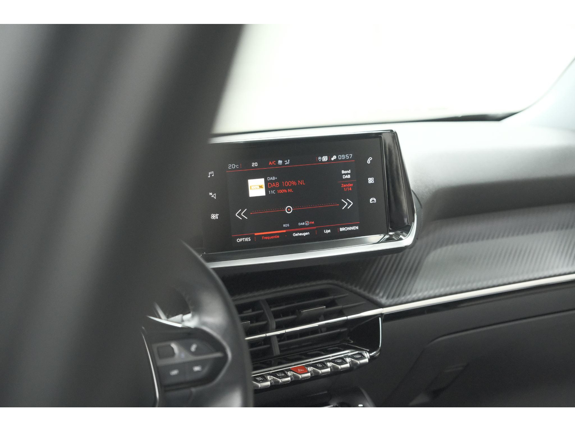 Peugeot 2008 PureTech 130 EAT8 Allure | Trekhaak | Camera | Navigatie | Apple Carplay