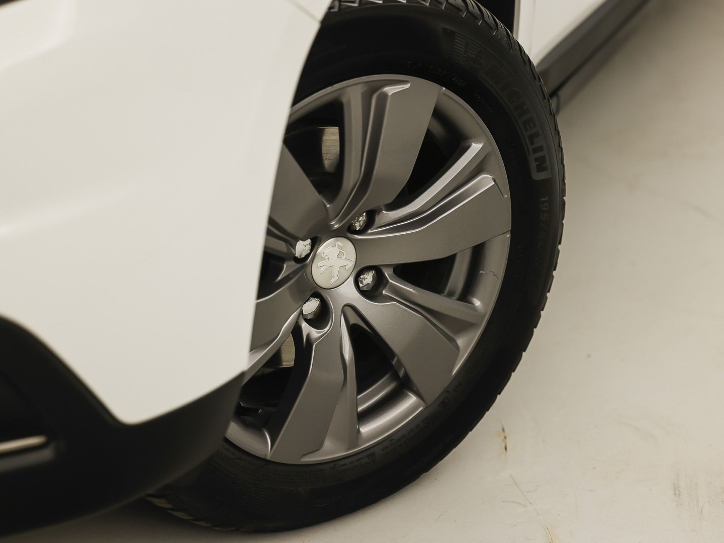 Peugeot 2008 1.2 PureTech Sport (PANORAMADAK, APPLE CARPLAY, NAVIGATIE, LM VELGEN, SPORTSTOELEN, PARKEERSENSOREN, CRUISE, NIEUWSTAAT)