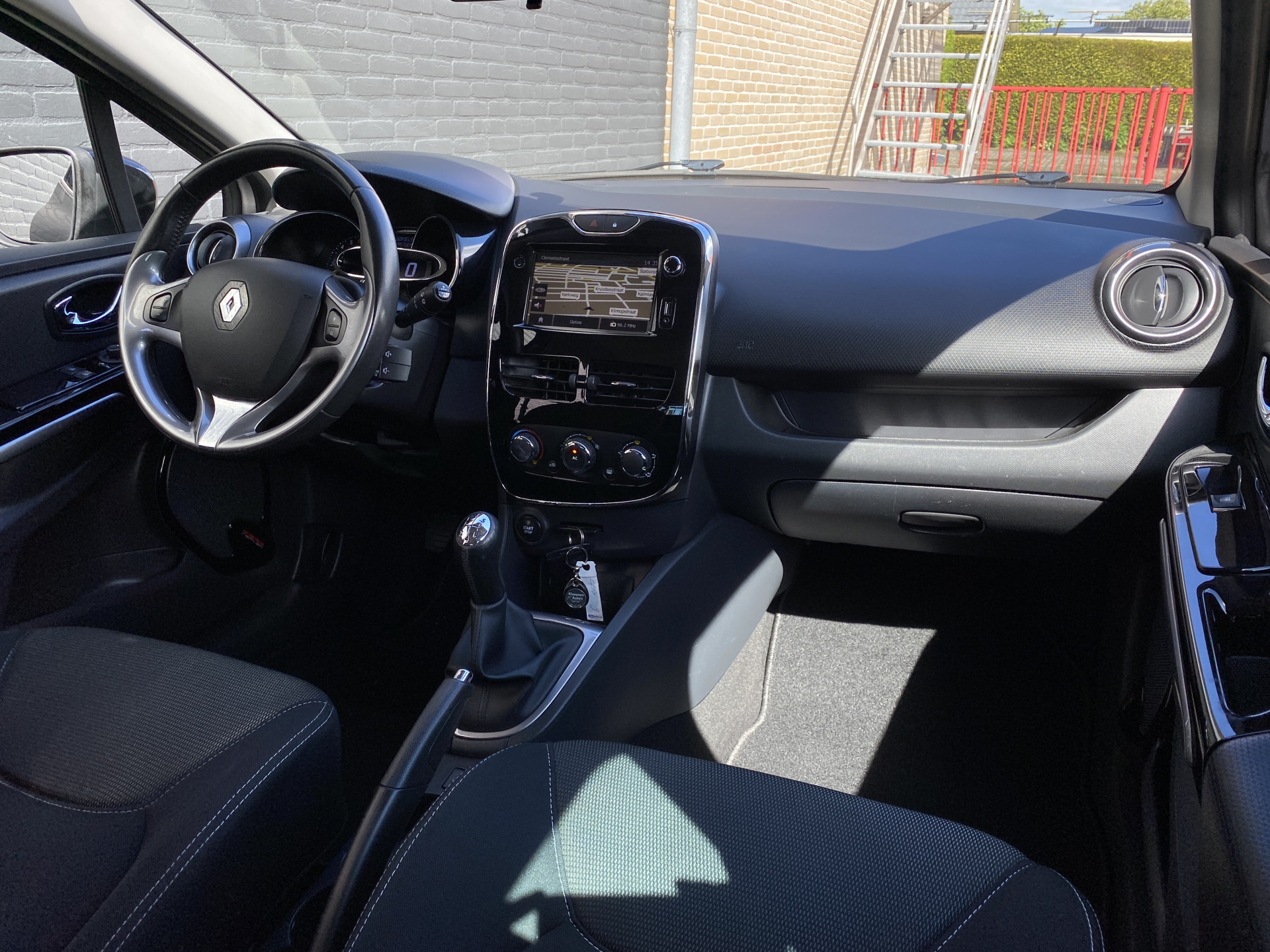 Renault Clio 0.9 TCe ECO Night&Day 90 pk | dealer onderh. | navigatie | cruise control | parkeersensor | privacy glas | airco | NL auto