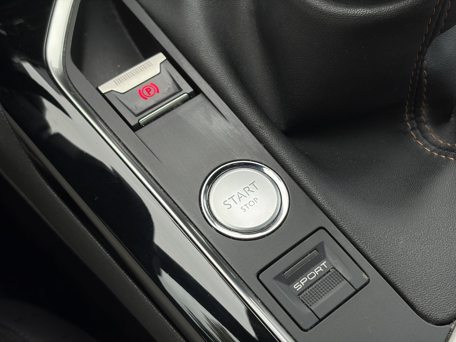 Peugeot 3008 1.2 PureTech GT Line ✓D-riem vv in 2026✓1e Eigenaar✓360 ° Camera✓Pano✓Massage stoel✓Draadloze telefoonlader✓Carplay✓Stoelvw✓Keyless✓Leder✓Navi✓Pdc V+A✓6 Bak✓Dealer Onderhouden✓Rijstrooksensor✓Dodehoeksensor✓19'' Lmv✓N.A.P✓Apk tot 09-2027