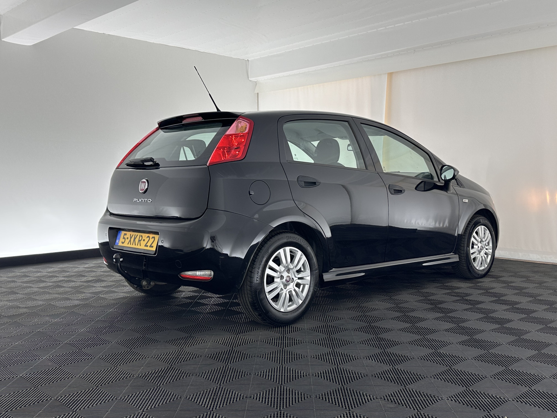 Fiat Punto Evo 1.3 M-Jet Street Pack-Easy *AIRCO | CRUISE | COMFORT-SEATS | SIDE-SKIRTS | PDC | TOWBAR | RADIO-CD | 15"ALU*