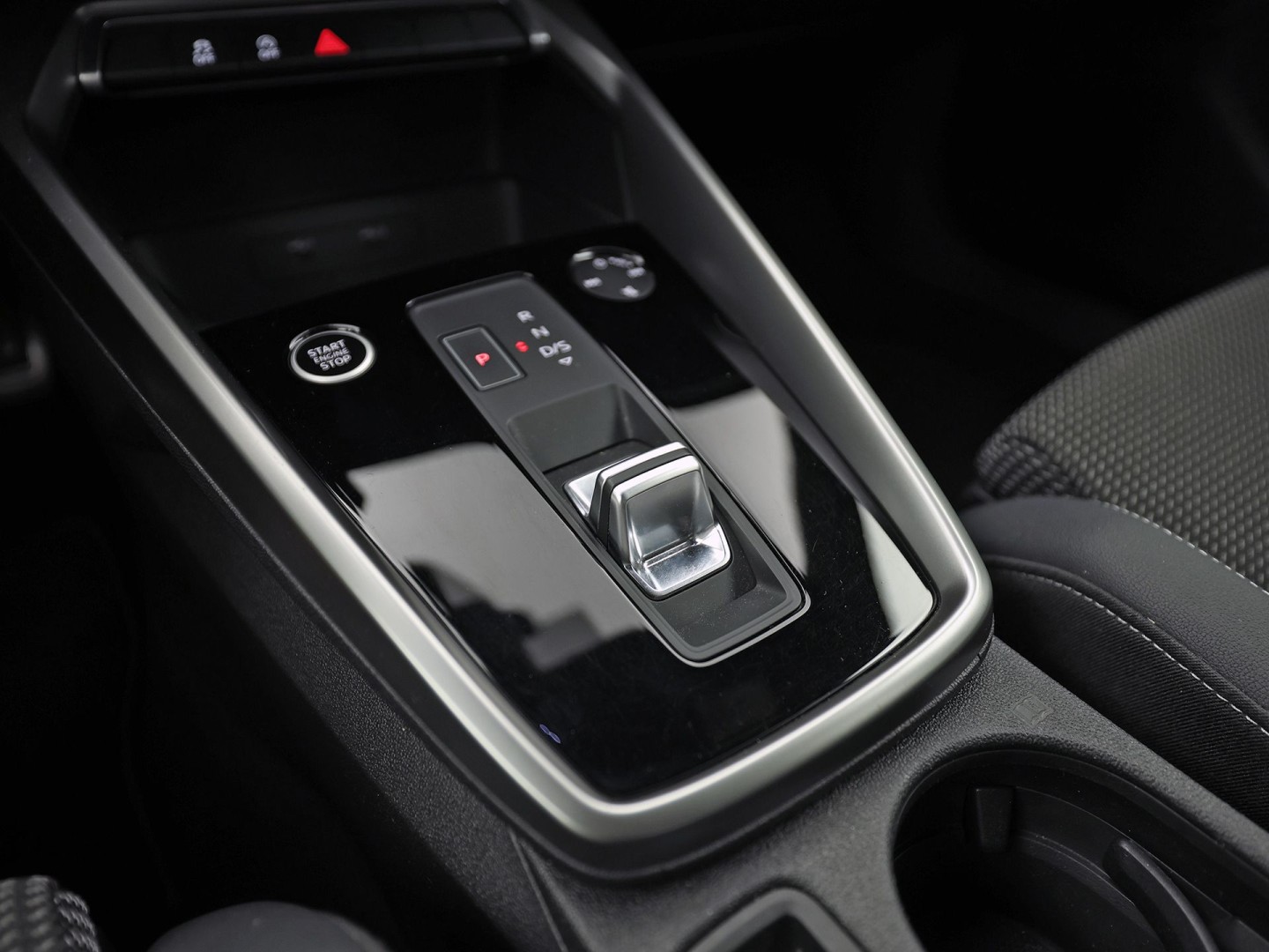Audi A3 Sportback 30 TFSI S-Line Automaat (2X S-LINE, APPLE CARPLAY, STOELVERWARMING, PLAT S-LINE SPORTSTUUR, GETINT GLAS, SPORTSTOELEN, PARKEERSENSOREN, NIEUWSTAAT)