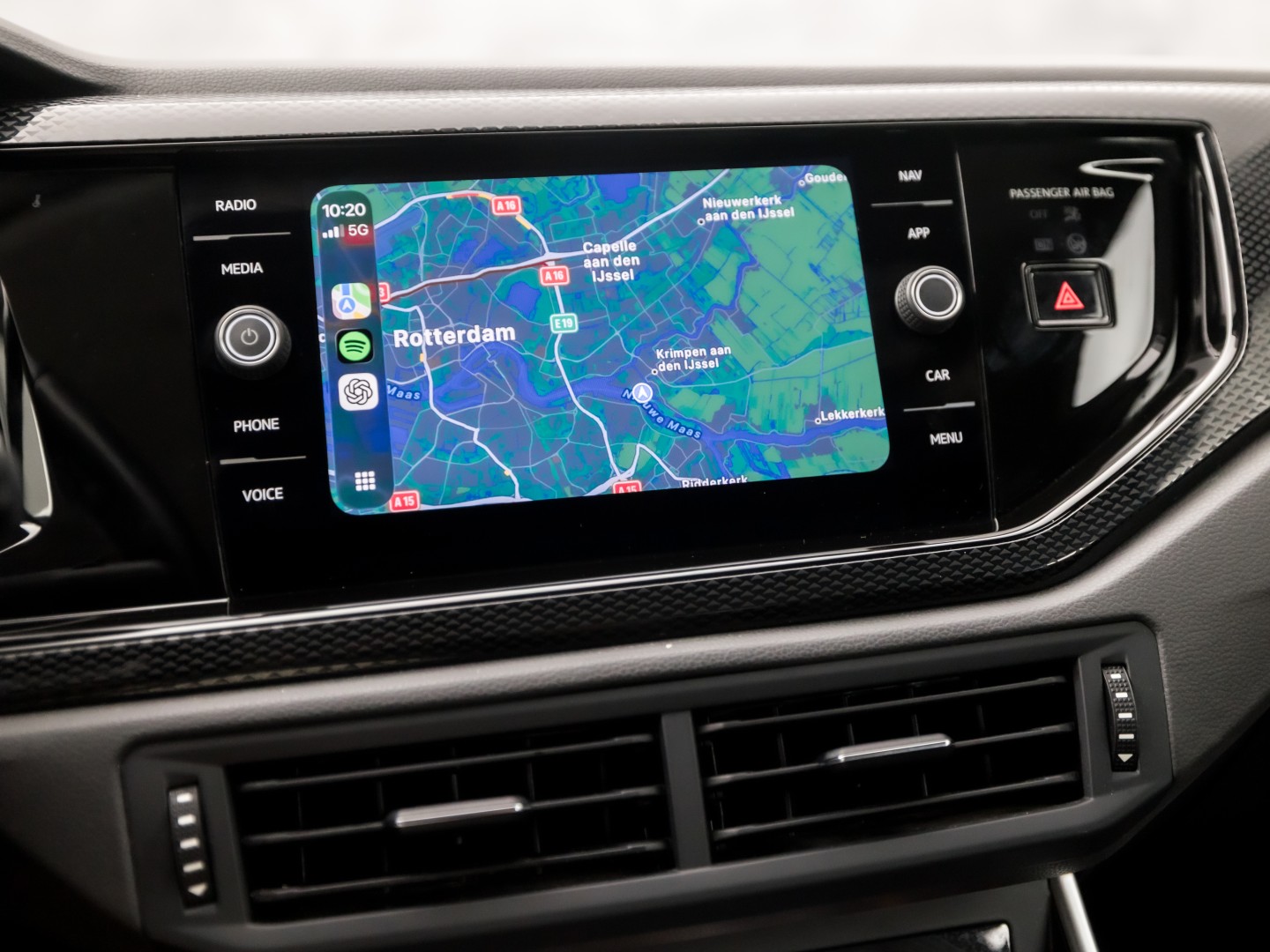 Volkswagen Polo 1.0 TSI Sport (VIRTUAL COCKPIT, 1e EIGENAAR, APPLE CARPLAY, GROOT NAVI, CLIMATE, STOELVERWARMING, SPORTSTOELEN, GETINT GLAS, LM VELGEN, CRUISE, PARKEERSENSOREN, NIEUWSTAAT)