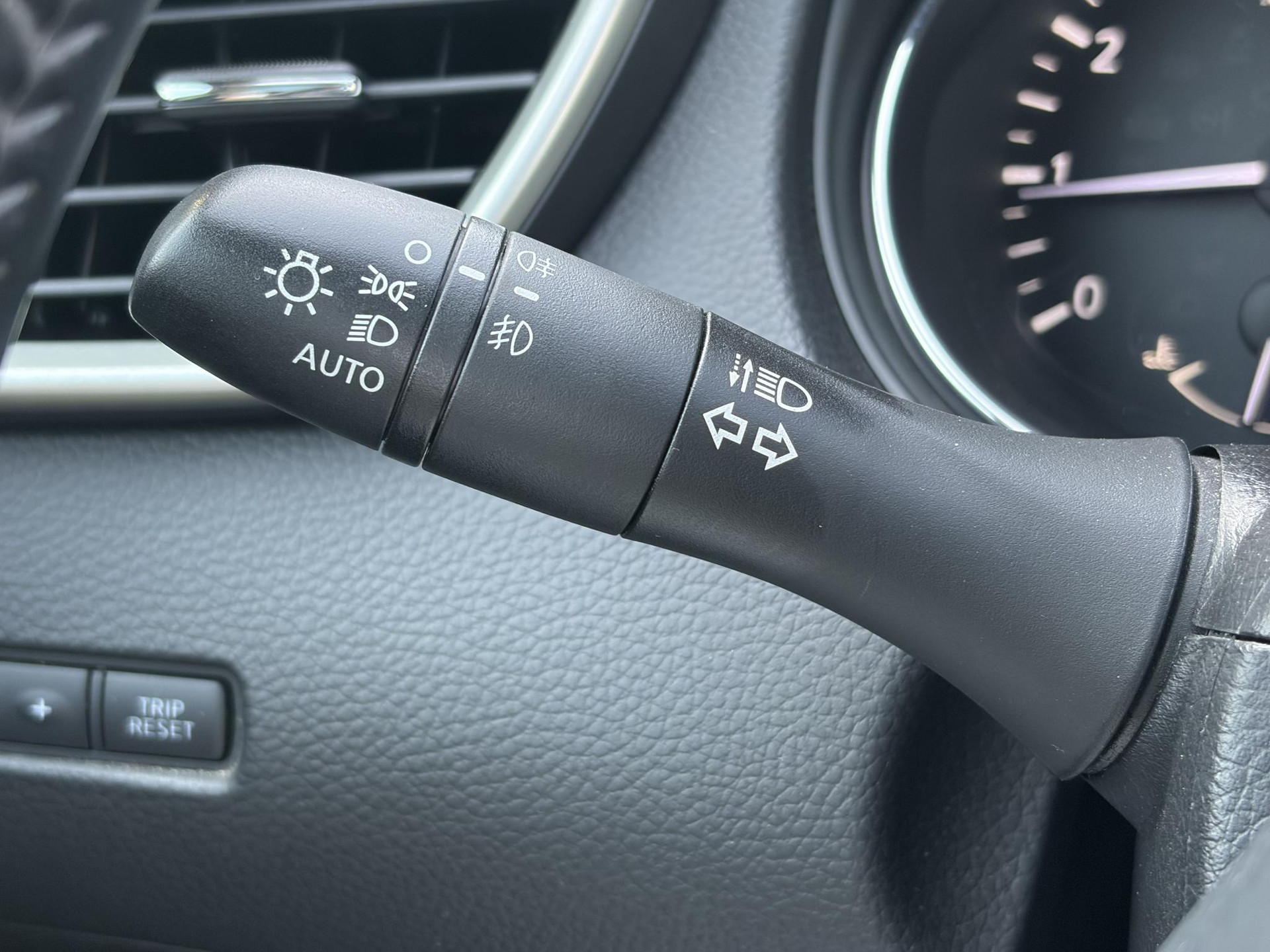 Nissan Qashqai 1.2 N-Connecta 360° Camera,Pano,Trekhaak,Navi,Clima,Cruise,Pdc V+A,Lm velgen,6 Bak,Dakrails,N.A.P,115pk,Apk tot 11-2026