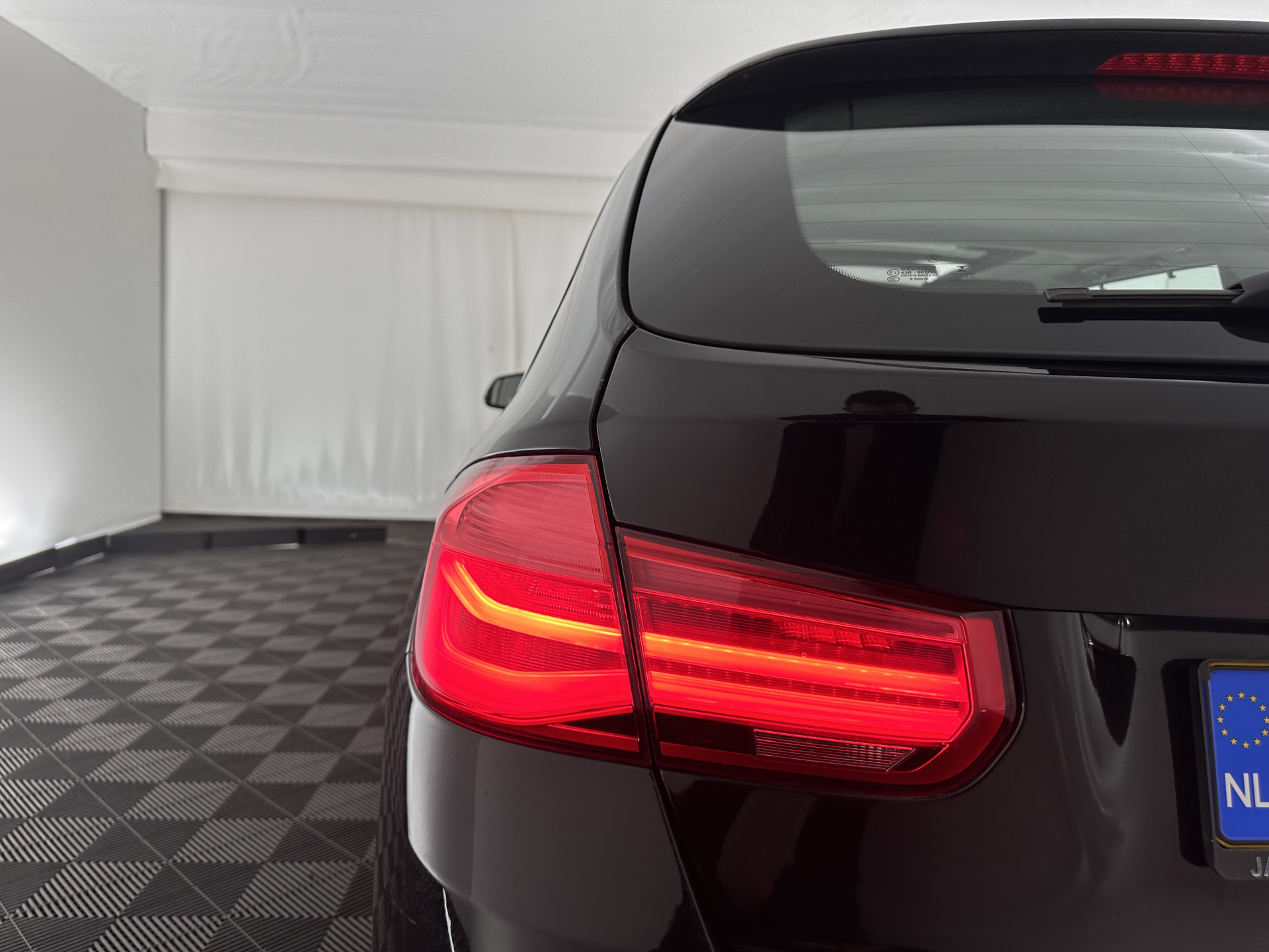 BMW 3-serie Touring 320d EDE Corporate Lease Essential Aut. *PANO | FULL-LEATHER | FULL-LED | NAVI-FULLMAP | HEATED-COMFORTSEATS | HIFI-SOUND | ECC | PDC | CRUISE | 16''ALU*