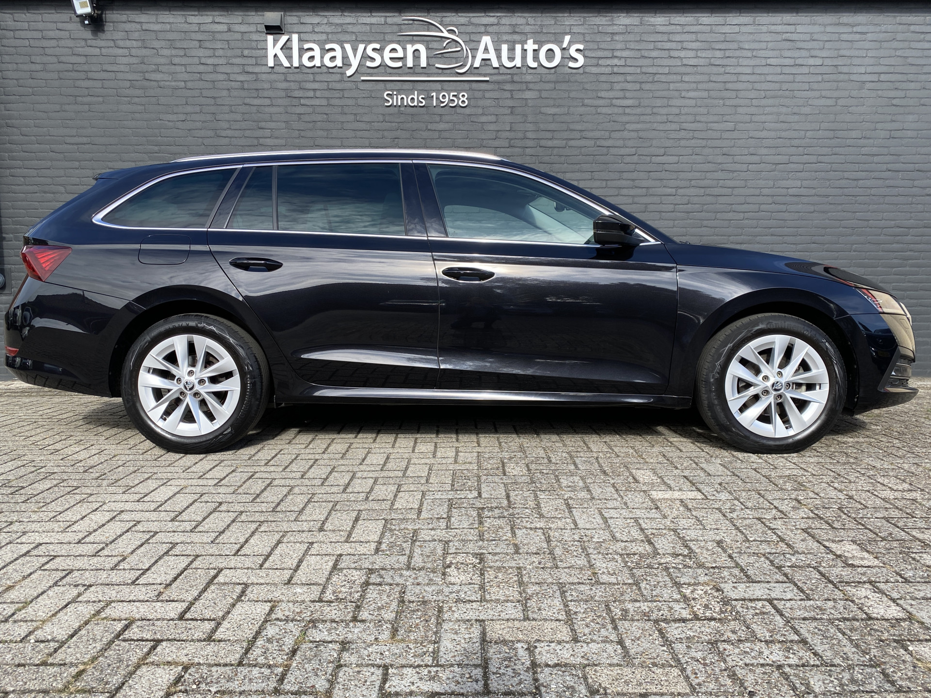 ŠKODA Octavia Combi 1.0 e-TSI Business Edition Plus AUT. | 1e eigenaar | dealer onderh. | navigatie | trekhaak | carplay | adaptieve cruise