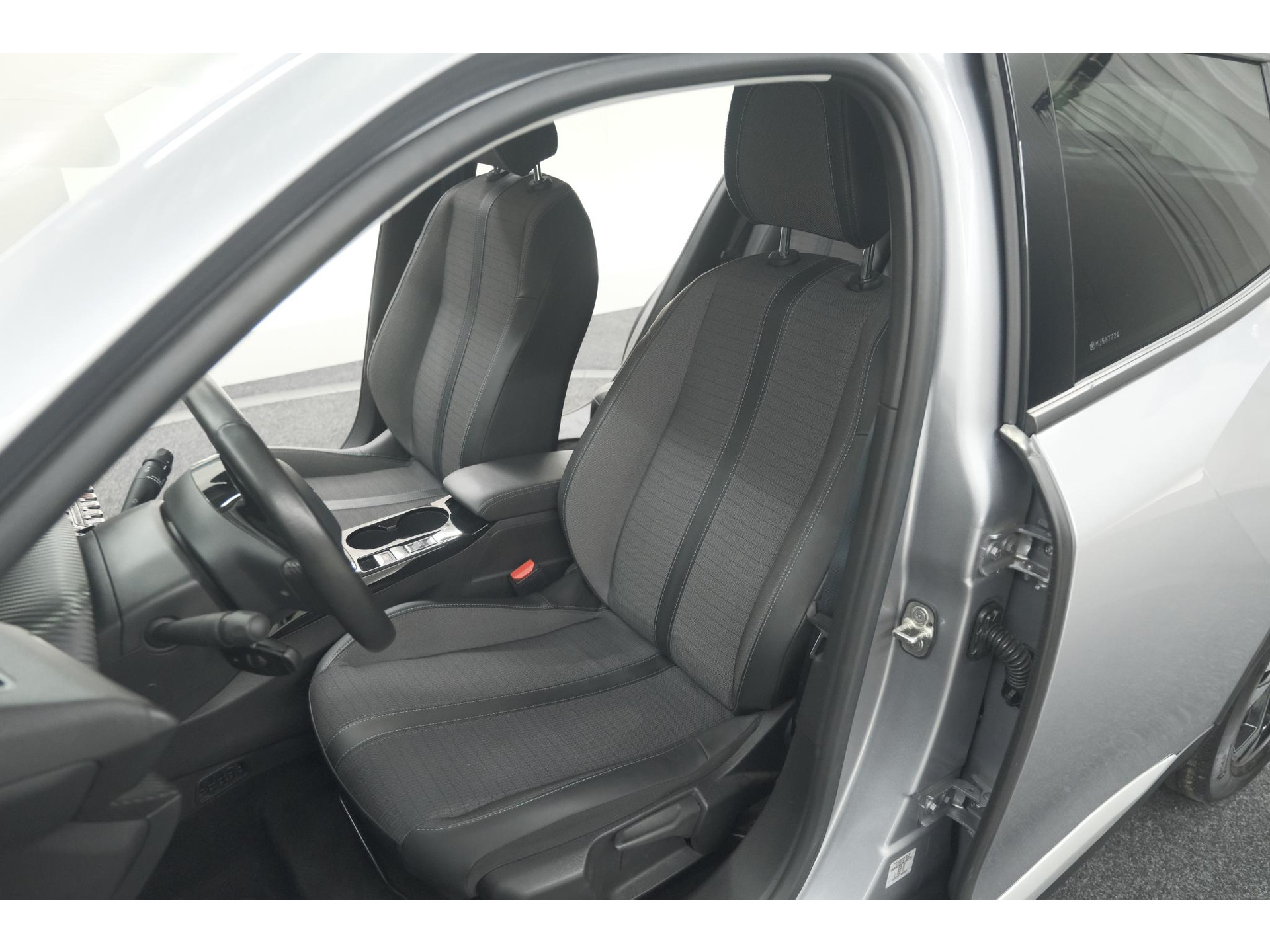 Peugeot e-2008 EV Allure 50 kWh | SOH=96.7 % | 3 Fase Laadfunctie | Camera | Navigatie | Parkeersensoren | Apple Carplay