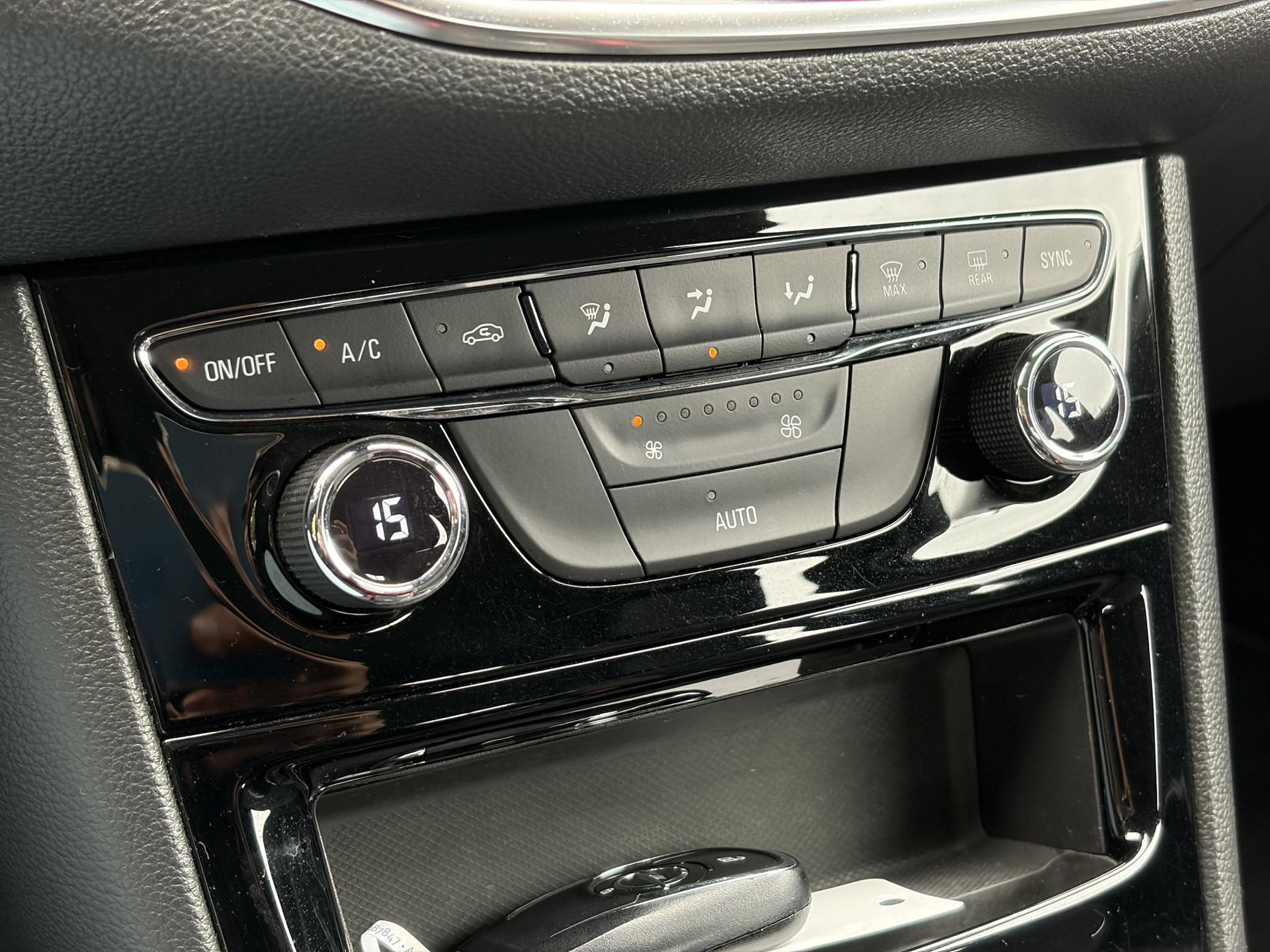Opel Astra 1.2 Business Elegance 2e Eigenaar l Navi l Camera l Carplay l Keyless l Trekhaak l 110pk l Pdc V+A l Halfleder l 6 Bak l N.A.P l | Lm velgen l Rijstrooksensor l Apk tot 07-2027