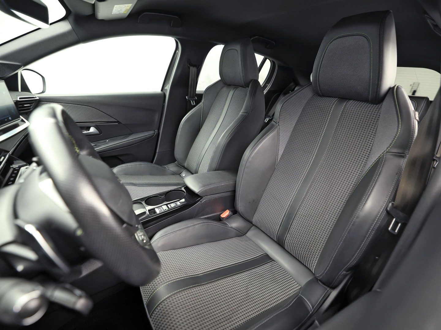 Peugeot 208 1.2 PureTech GT-Line Automaat (VIRTUAL COCKPIT, APPLE CARPLAY, GROOT NAVI, LEDER, 360 CAMERA, SPORTSTOELEN, GETINT GLAS, LM VELGEN, LANE ASSIST, NIEUWSTAAT)