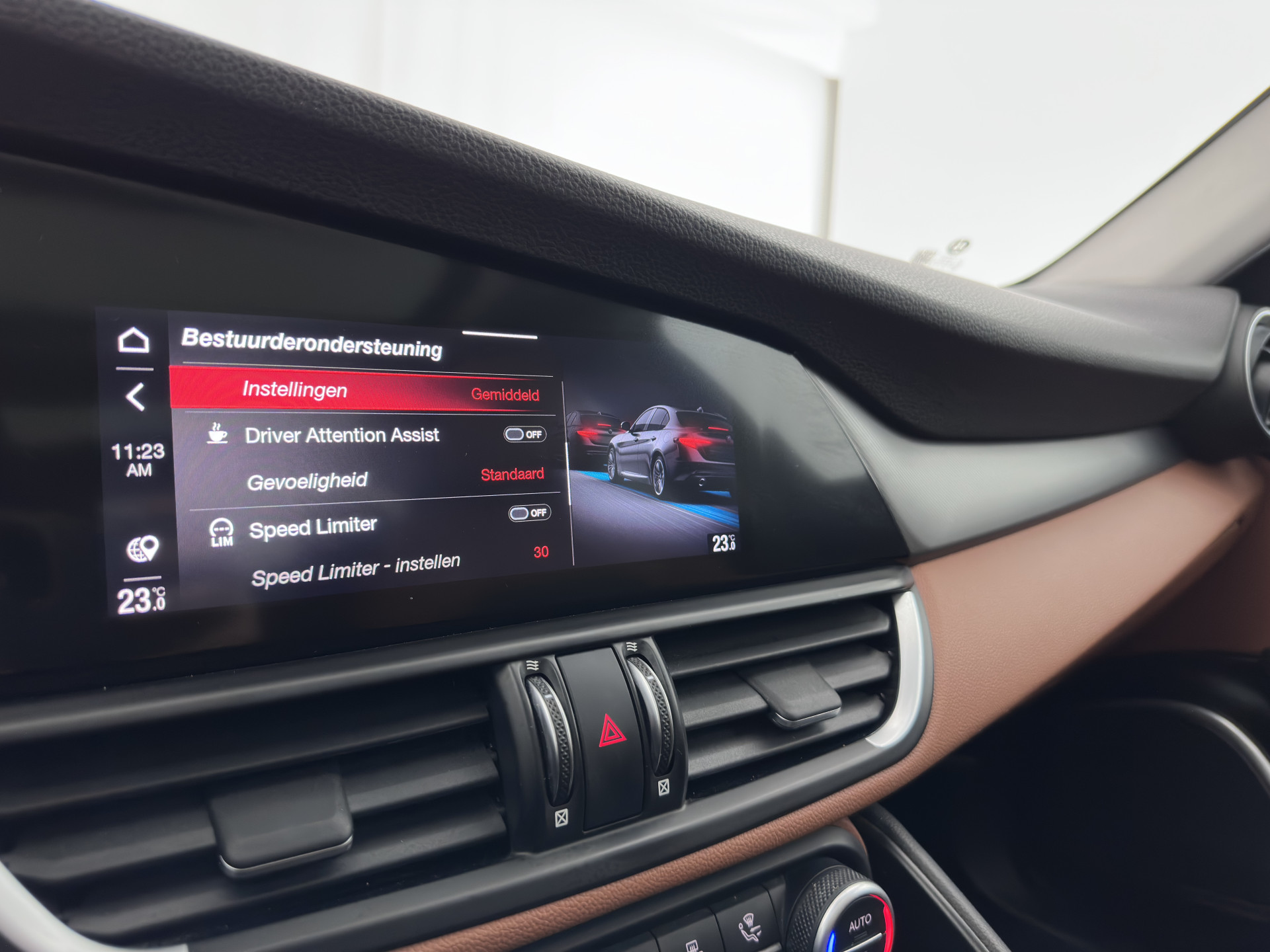 Alfa Romeo Giulia 2.0T Sprint (INCL-BTW) Aut. *PANO | LEATHER-FABRIC | XENON | ADAPTIVE-CRUISE | BLIND-SPOT | SPORTSEATS | CAMERA | NAVI-FULLMAP | DAB+ | SHIFT-PADDLES | PRIVACY-GLASS | LANE-ASSIST | BLINDSPOT | KEYLESS |